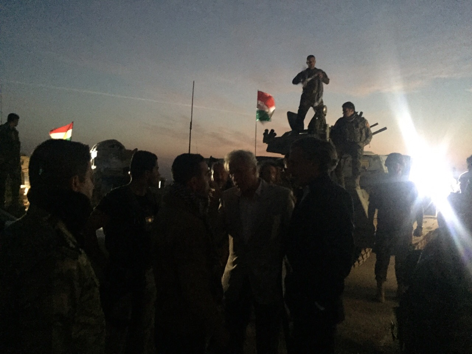 Bernard-Henri Lévy avec les Peshmergas, sur front du Kurdistan irakien.