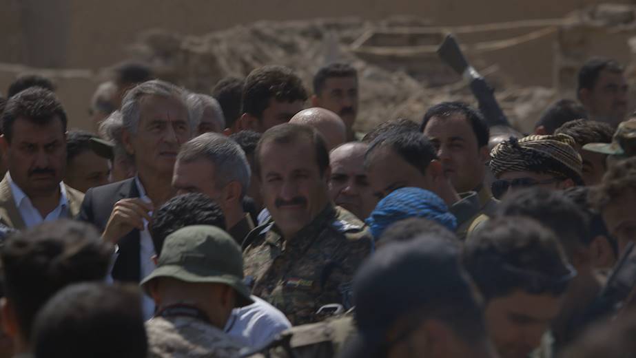 Bernard-Henri Lévy avec les Peshmergas, sur front du Kurdistan irakien.
