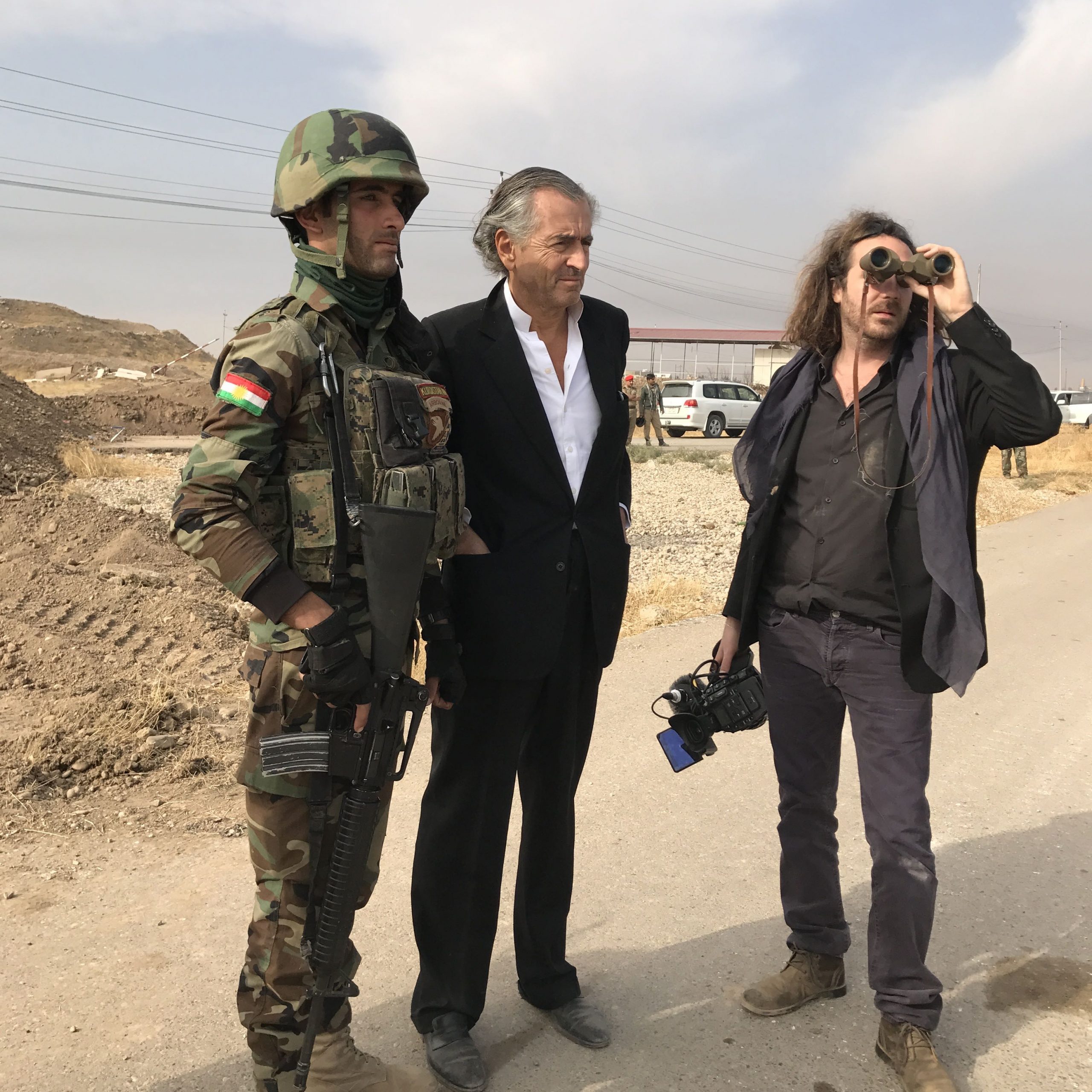 Bernard-Henri Lévy et Camille Lotteau avec les Peshmergas, sur front du Kurdistan irakien, lors de la bataille de Mossoul.