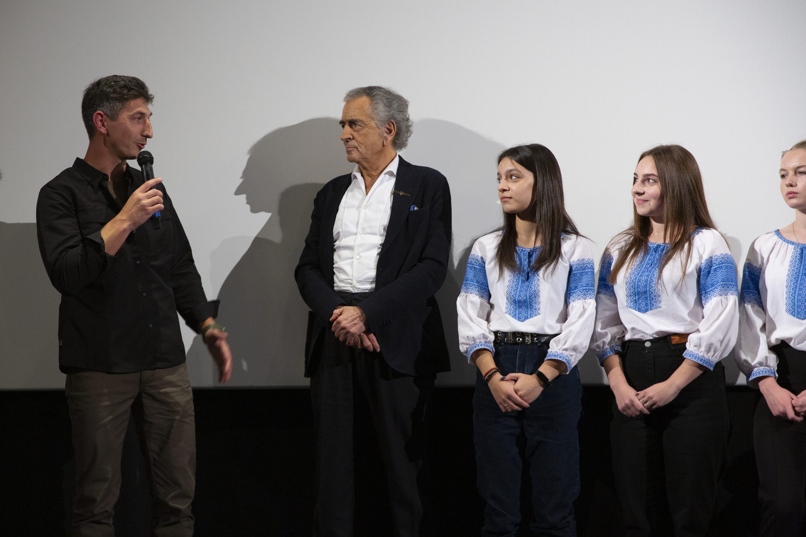 Vitaly Paly, Bernard-Henri Lévy, Maryna, Anastasiia et Daryna sur la scène du cinéma Le balzac
