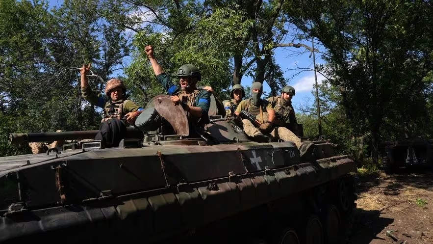 Le front ukrainien, près de Bakhmout, on voit des soldats sur un char de combat