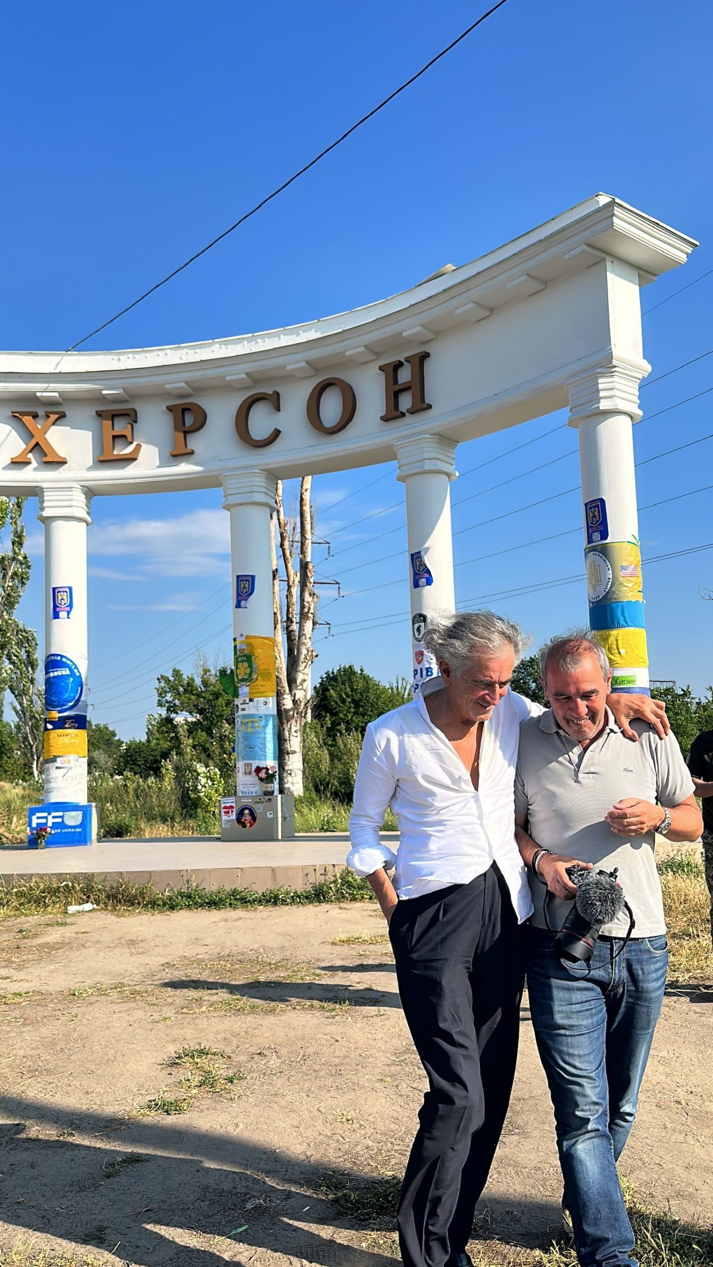 Bernard-Henri Lévy et Marc Roussel ils marchent dans la campagne ukrainienne