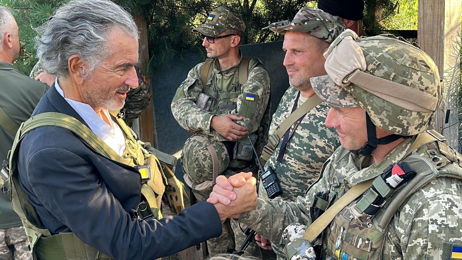 Bernard-Henri Lévy avec des soldats ukrainiens, ils se serrent la main