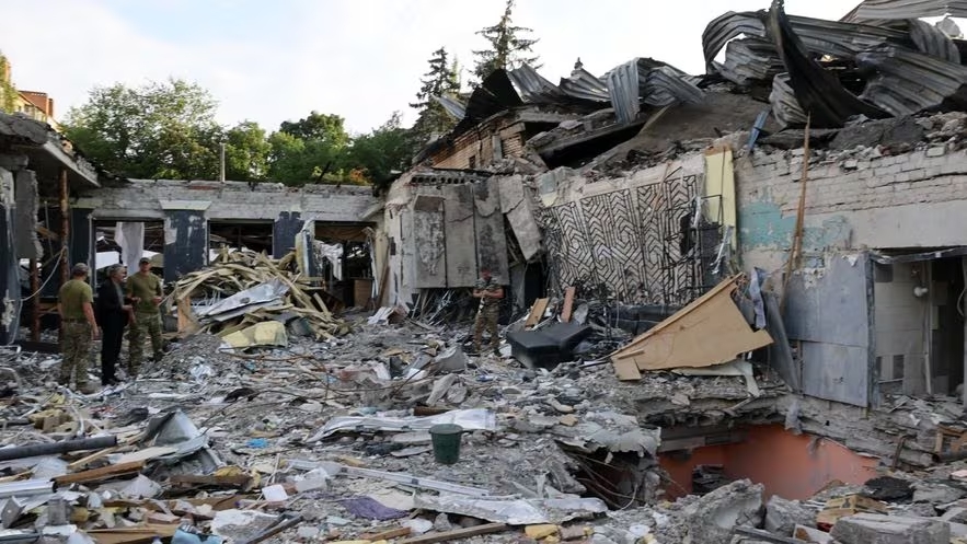 Les décombres de la pizzeria de Kramatorsk après un bombardement russe.