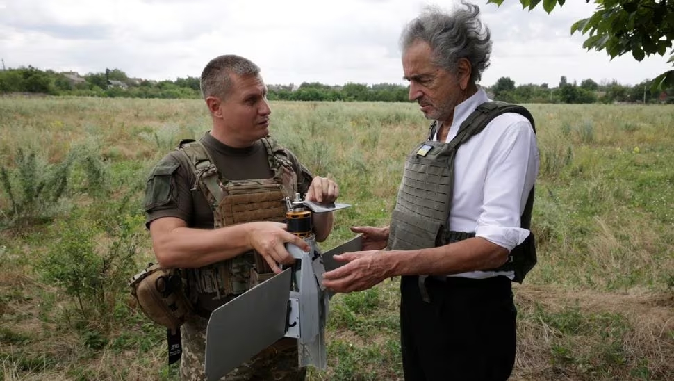 BHL et le général Bogomolov à Bakhmout, dans la campagne, le général tient un drone détruit.