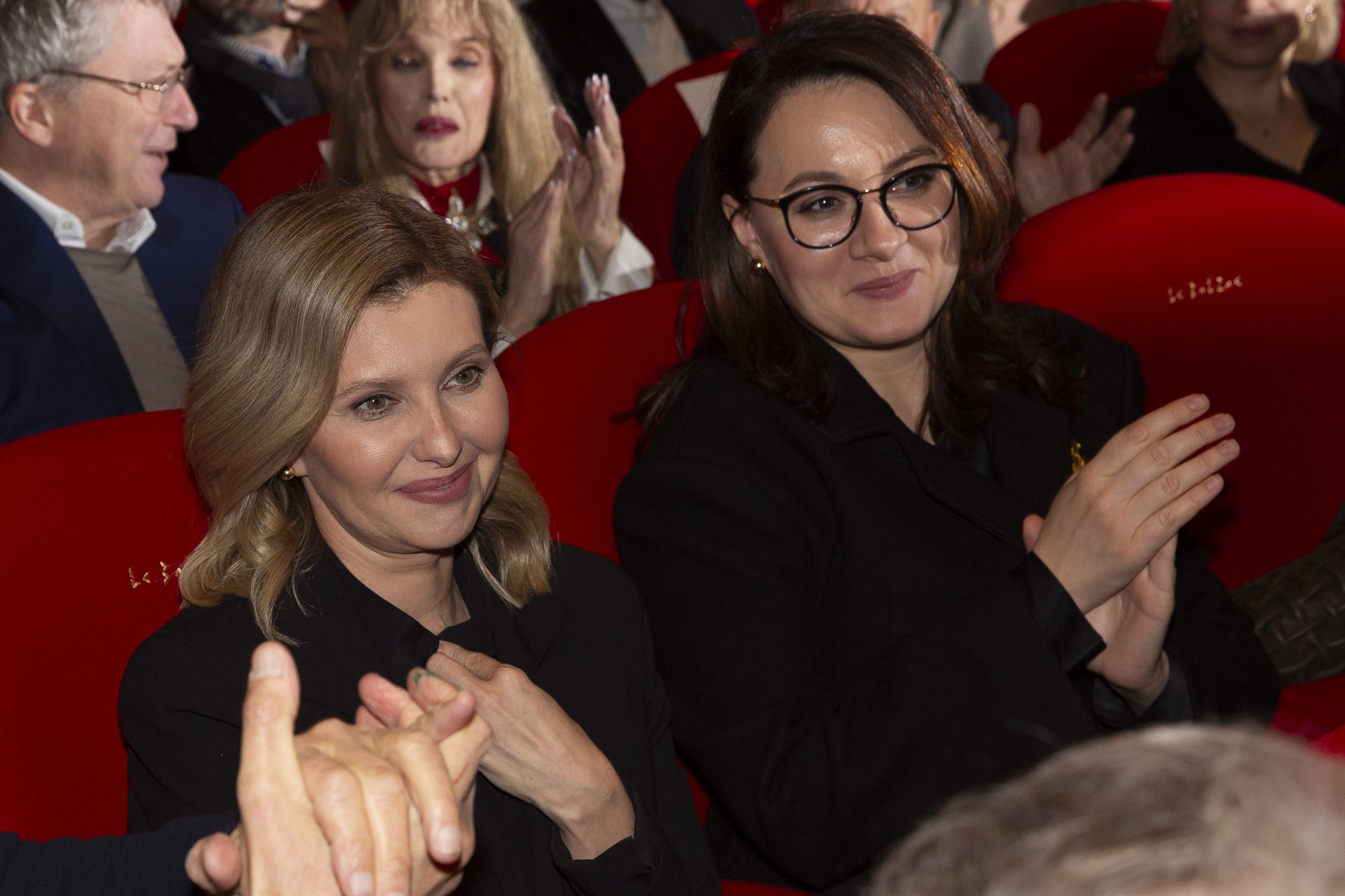 Olena Zelenska assis parmi le public du cinéma le Balzac, elle assiste à la projection du film de BHL.