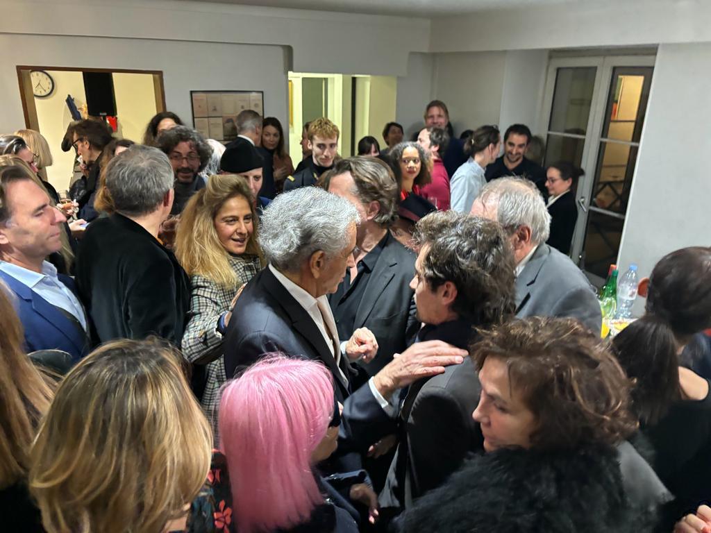 Réception à l'occasion du cinquantième anniversaire de l'entrée de Bernard-Henri Lévy chez Grasset. Le philosophe est entouré de ses amis.