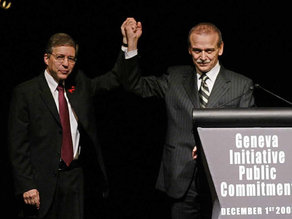 L’ancien ministre et chef de la délégation palestinienne Yasser Abed Rabbo (à droite) et l’ancien ministre et chef de délégation israélienne Yossi Beilin (à gauche)