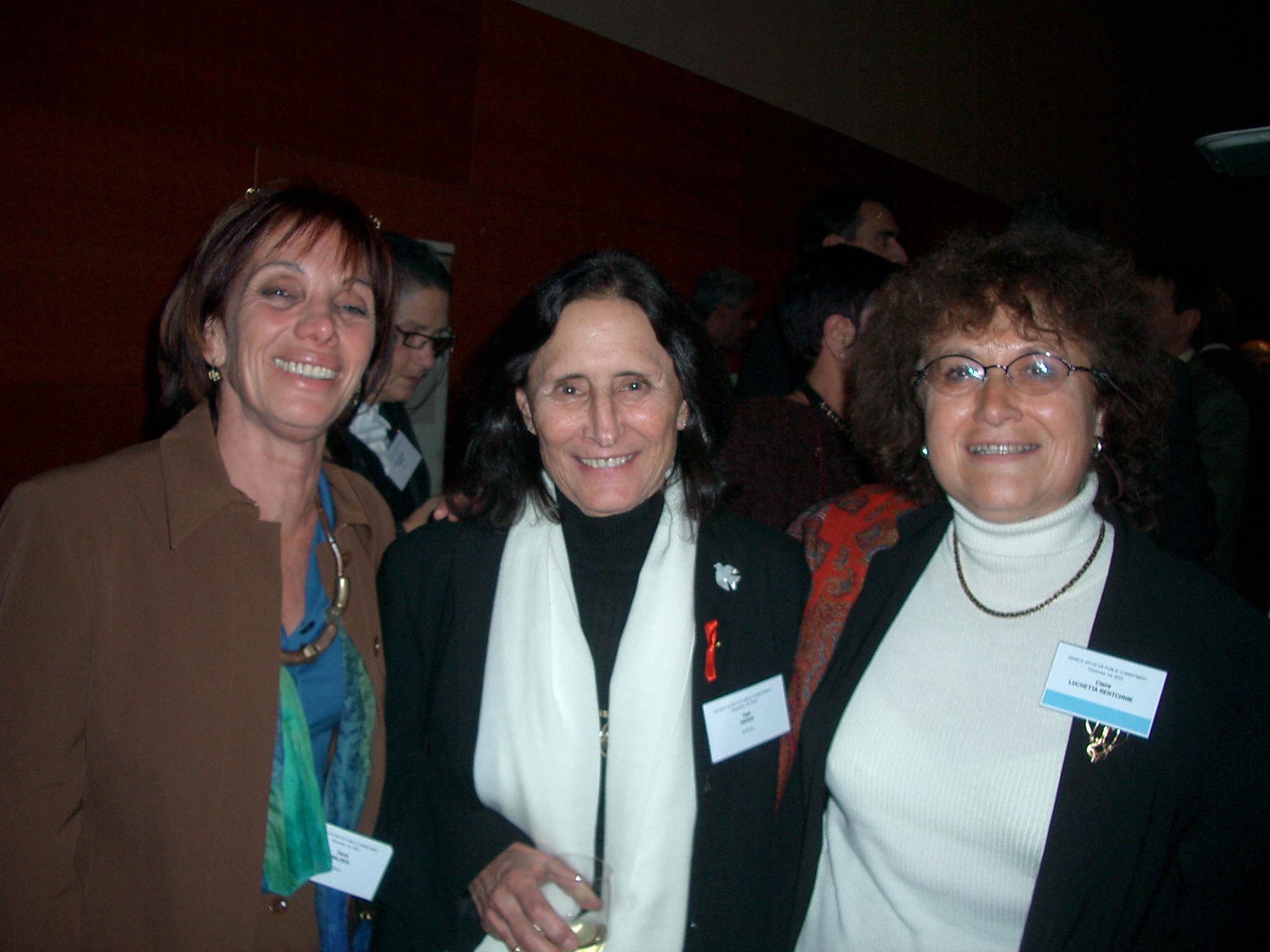 Zvia Walden (fille de Shimon Peres), Ruth Dayan (veuve de Moshe Dayan) et Claire Luchetta Rentchnik.