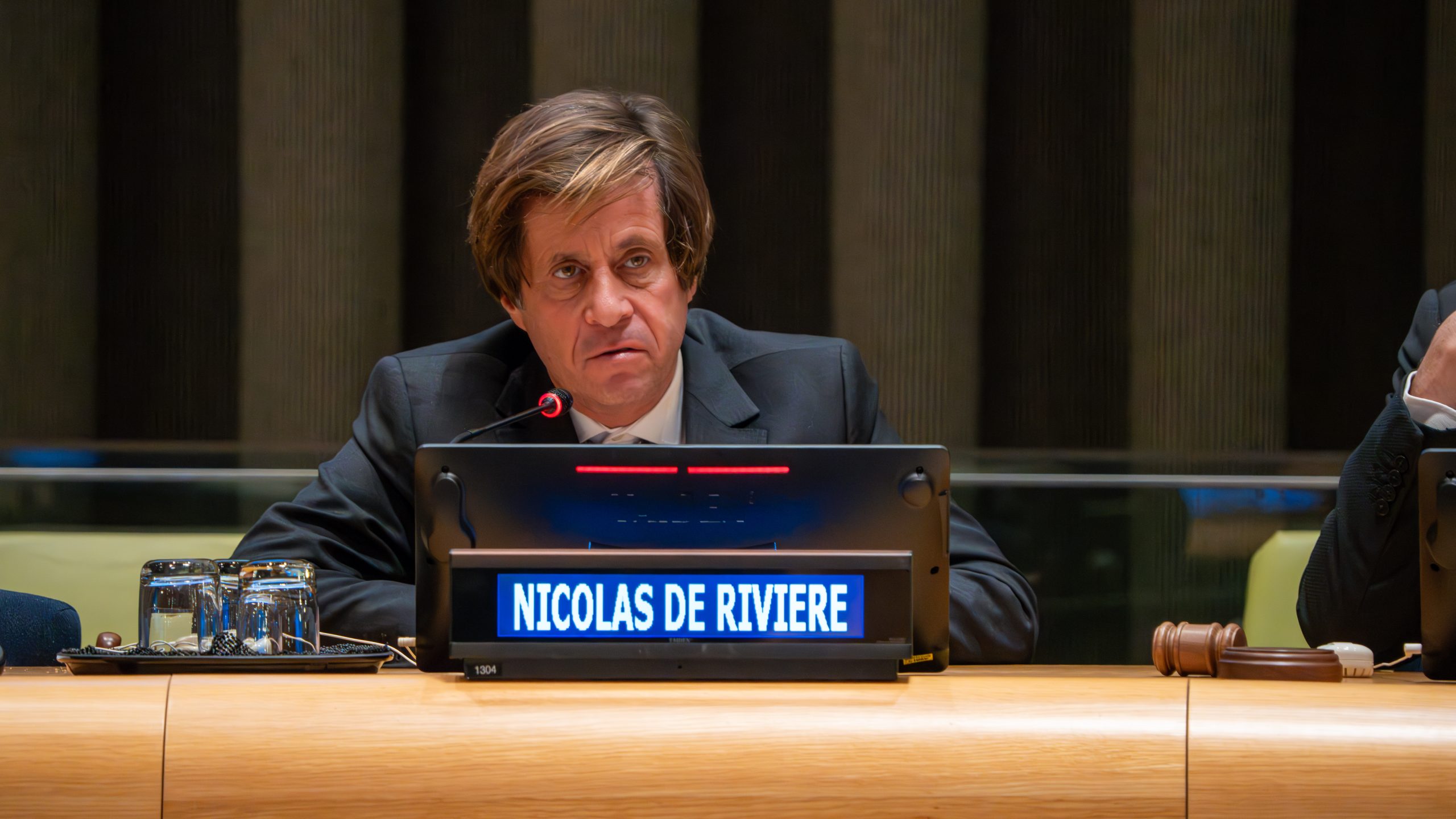 Nicolas de Rivière, représentant permanent de la France à l'ONU, lors de la projection de « L'Ukraine au coeur » Il est assis, il parle dans un micro.