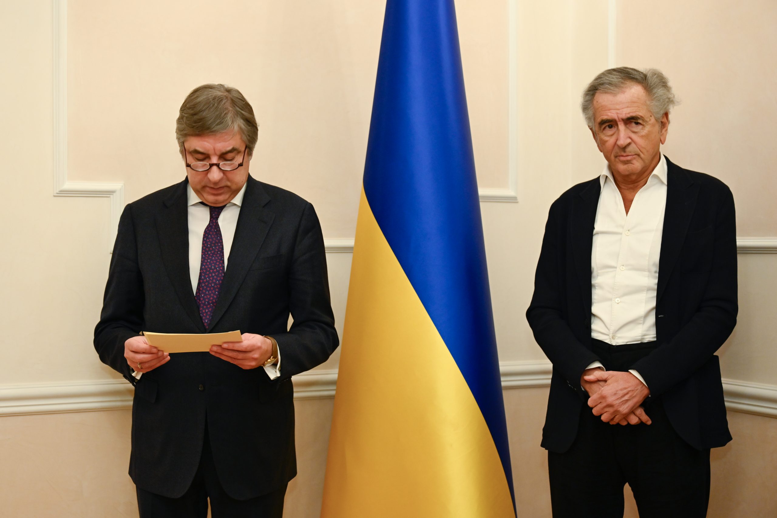 Vadym Omelchenko et BHL devant un drapeau ukrainien
