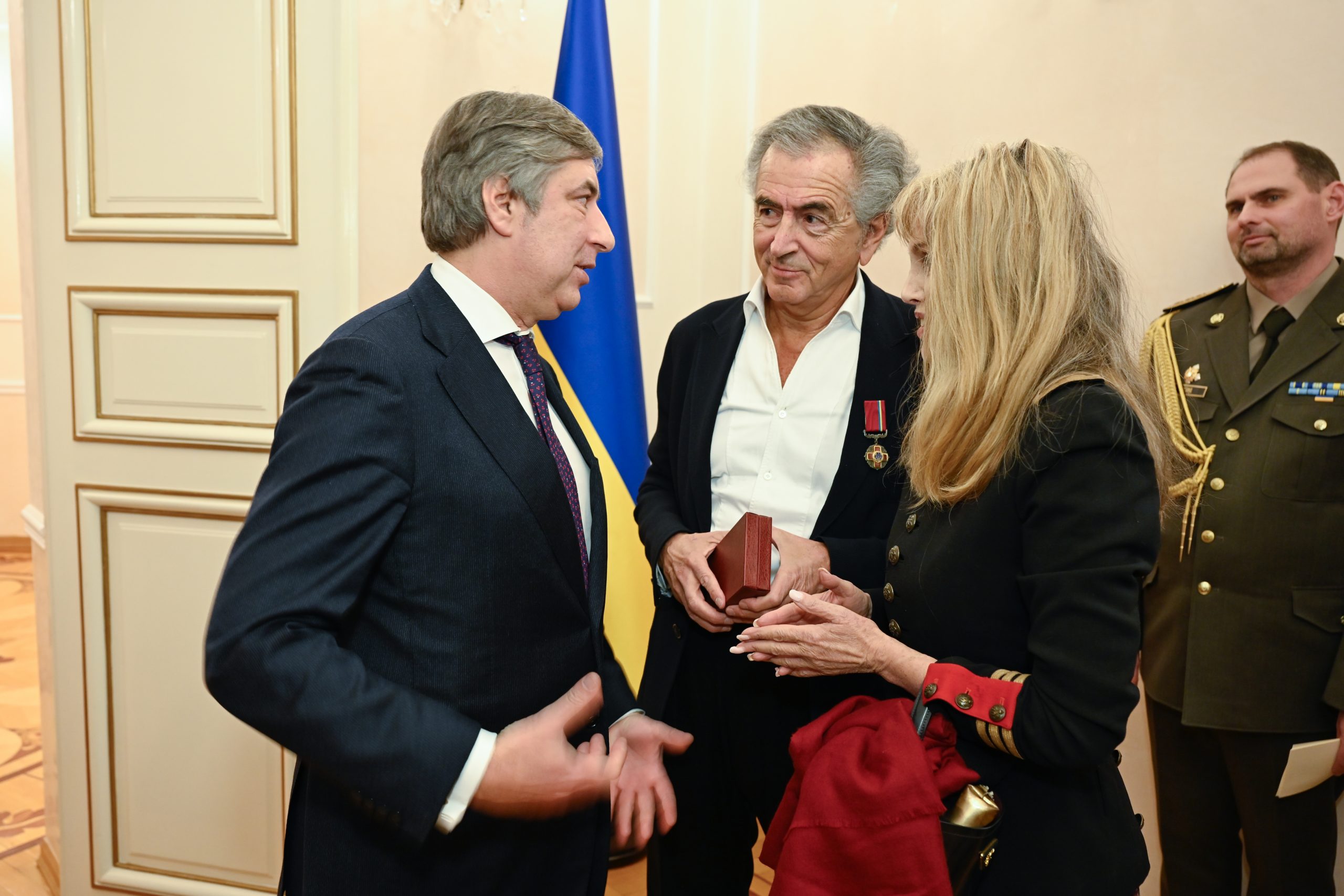 Vadym Omelchenko (ambassadeur d'Ukraine en France), Bernard-Henri Lévy et Arielle Dombasle.