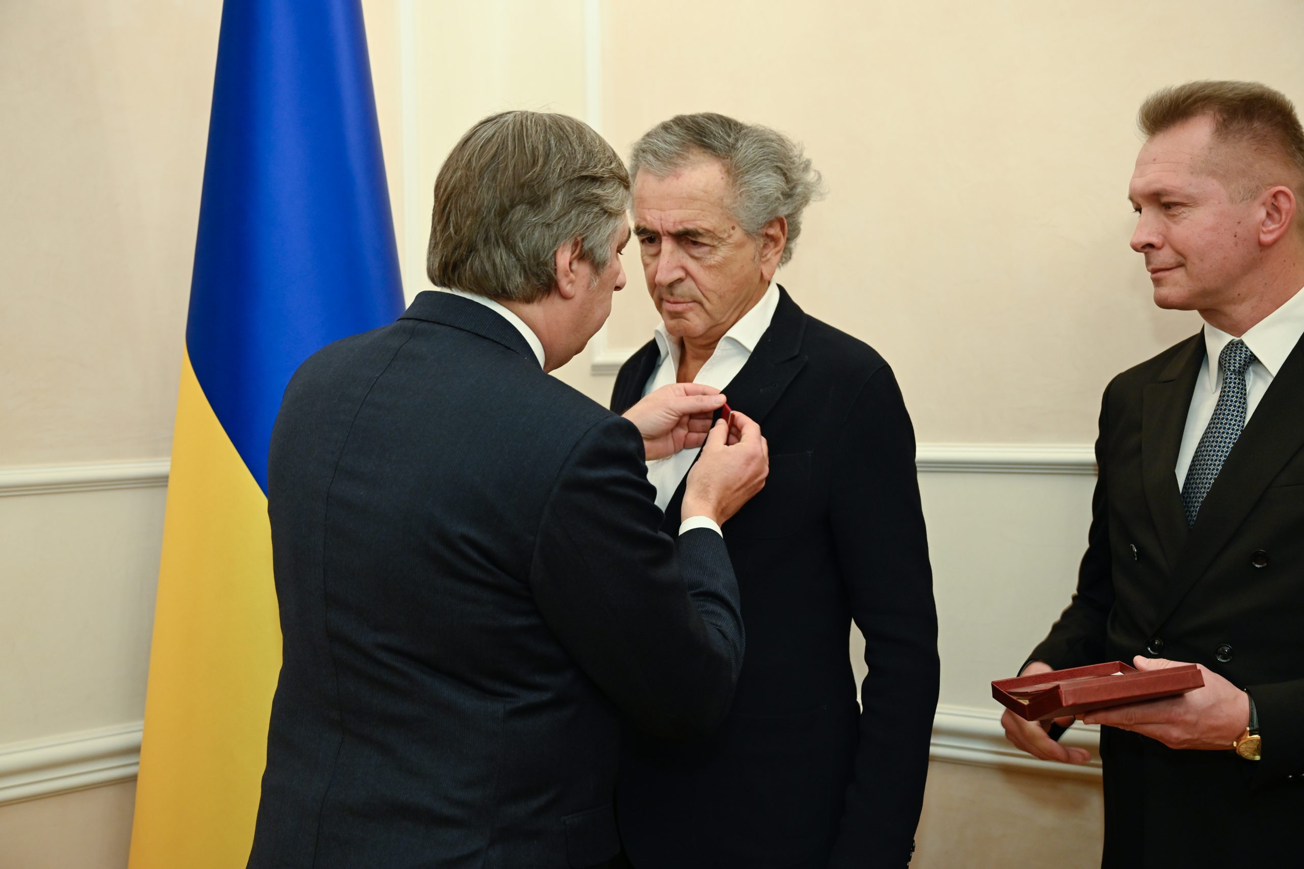Vadym Omelchenko, ambassadeur d'Ukraine en France, remet l'insigne de Chevalier de l'Ordre du Mérite d'Ukraine à Bernard-Henri Lévy.