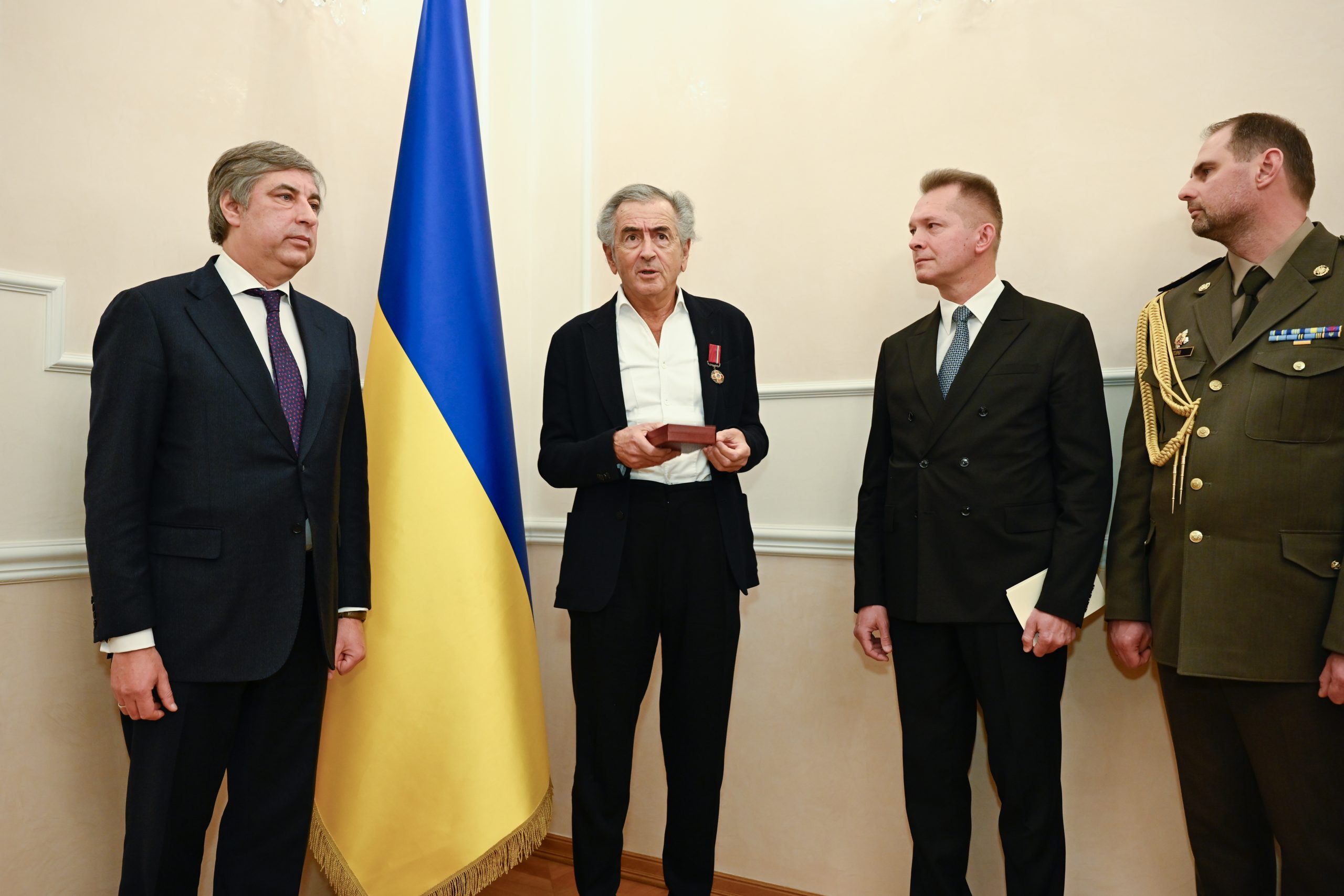 BHL vient de recevoir l'insigne de Chevalier de l'Ordre du Mérite d'Ukraine. À ses côtés, Vadym Omelchenko, ambassadeur d'Ukraine en France.