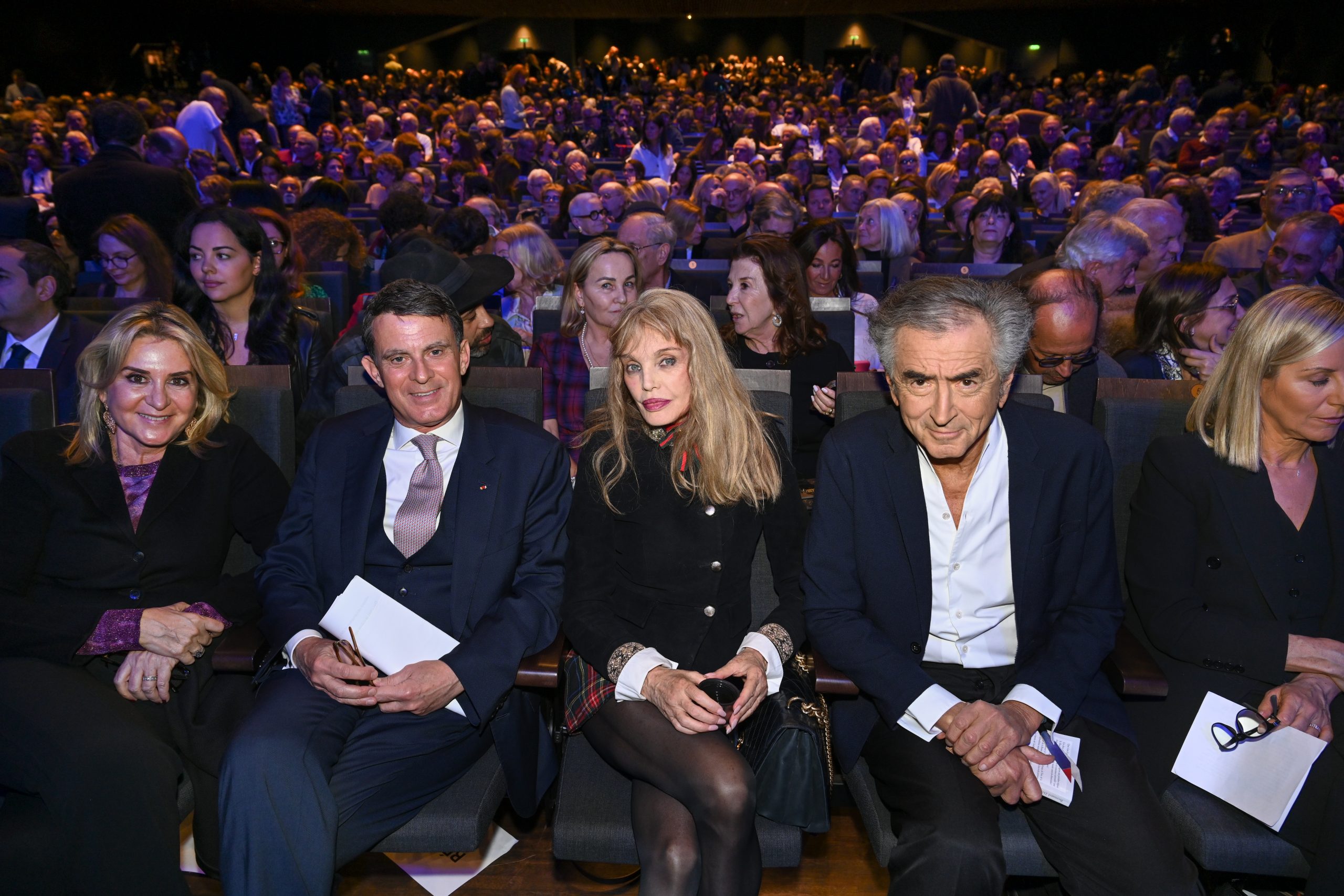 Susana Gallardo, Manuel Valls, Arielle Dombasle, Bernard-Henri Lévy, à la Salle Pleyel. Ils sont assis au premier rang du public dans une salle pleine.
