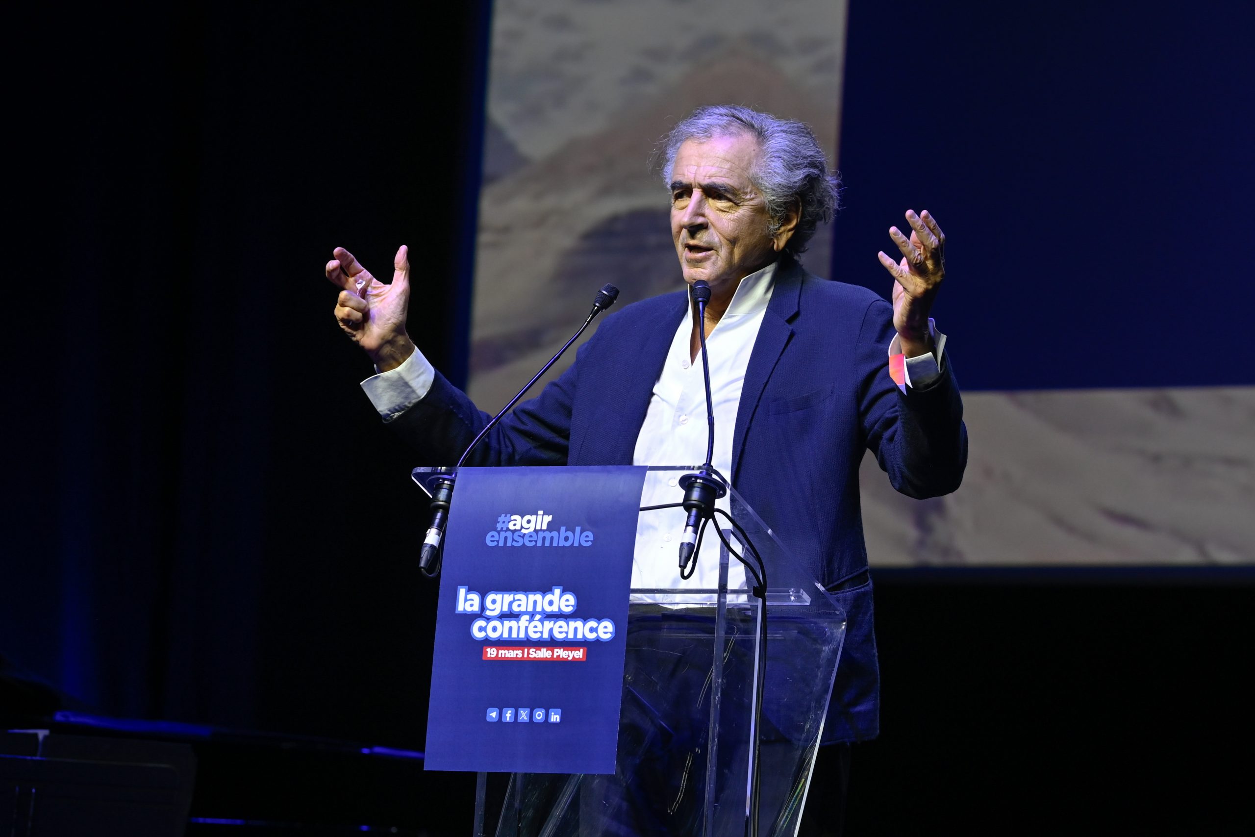 BHL donne une conférence sur son livre « Solitude d'Israël », sur la scène de la salle Pleyel