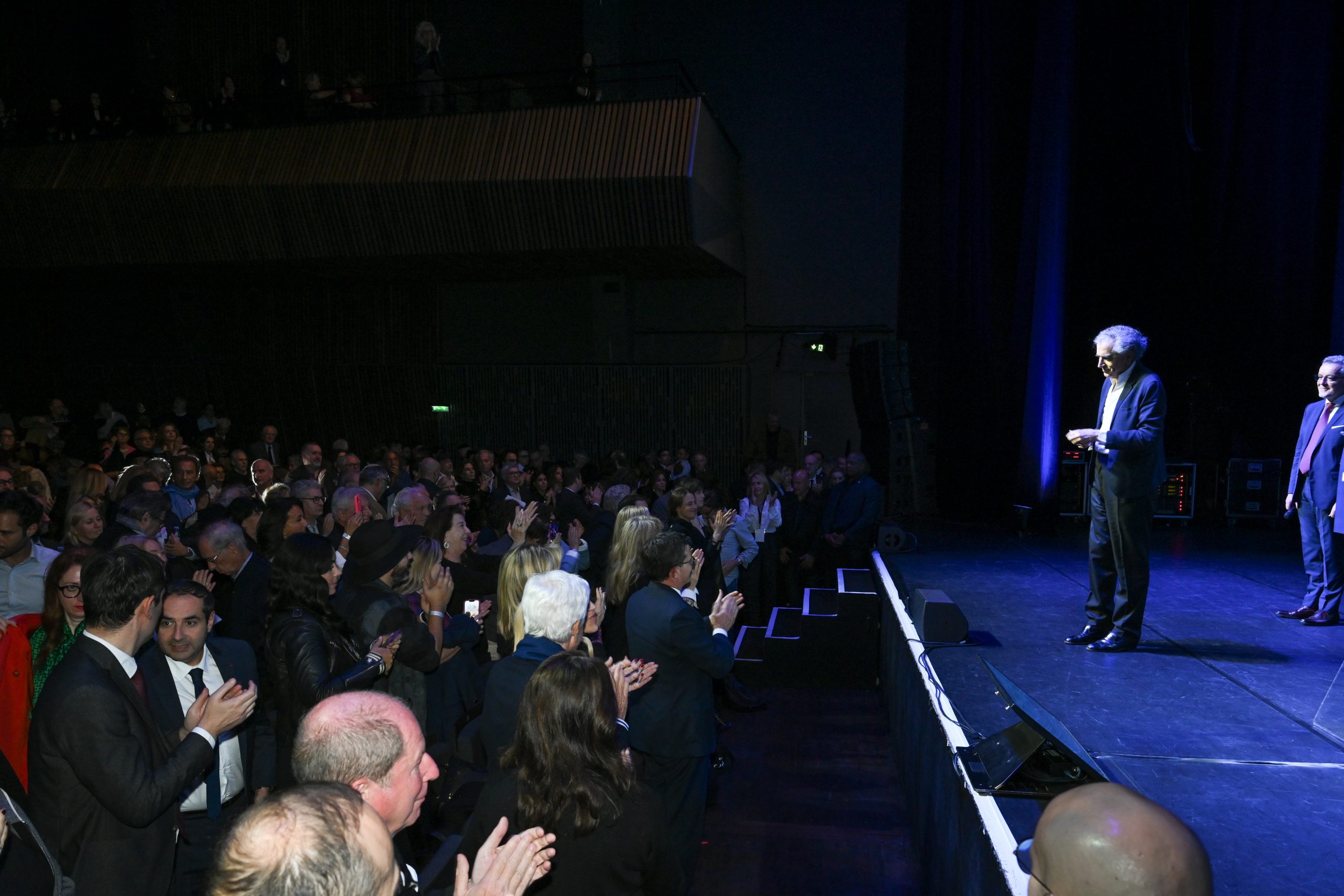 BHL sur la scène de la salle Pleyel, à l'occasion d'une conférence donnée pour la sortie de son livre « Solitude d'Israël ».