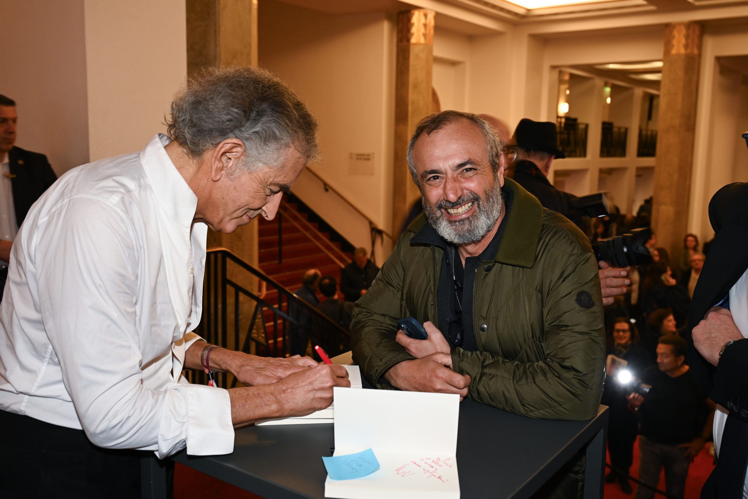 Bernard-Henri Lévy dédicace son livre, « Solitude d'Israël », à l'issue de sa grande conférence à la salle Pleyel.