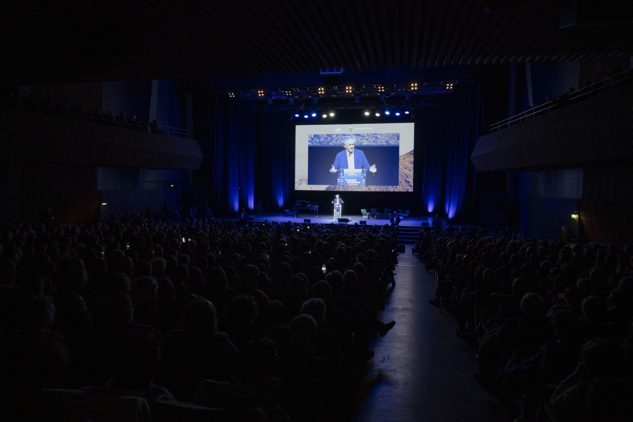 BHL donne une conférence sur son livre « Solitude d'Israël », sur la scène de la salle Pleyel
