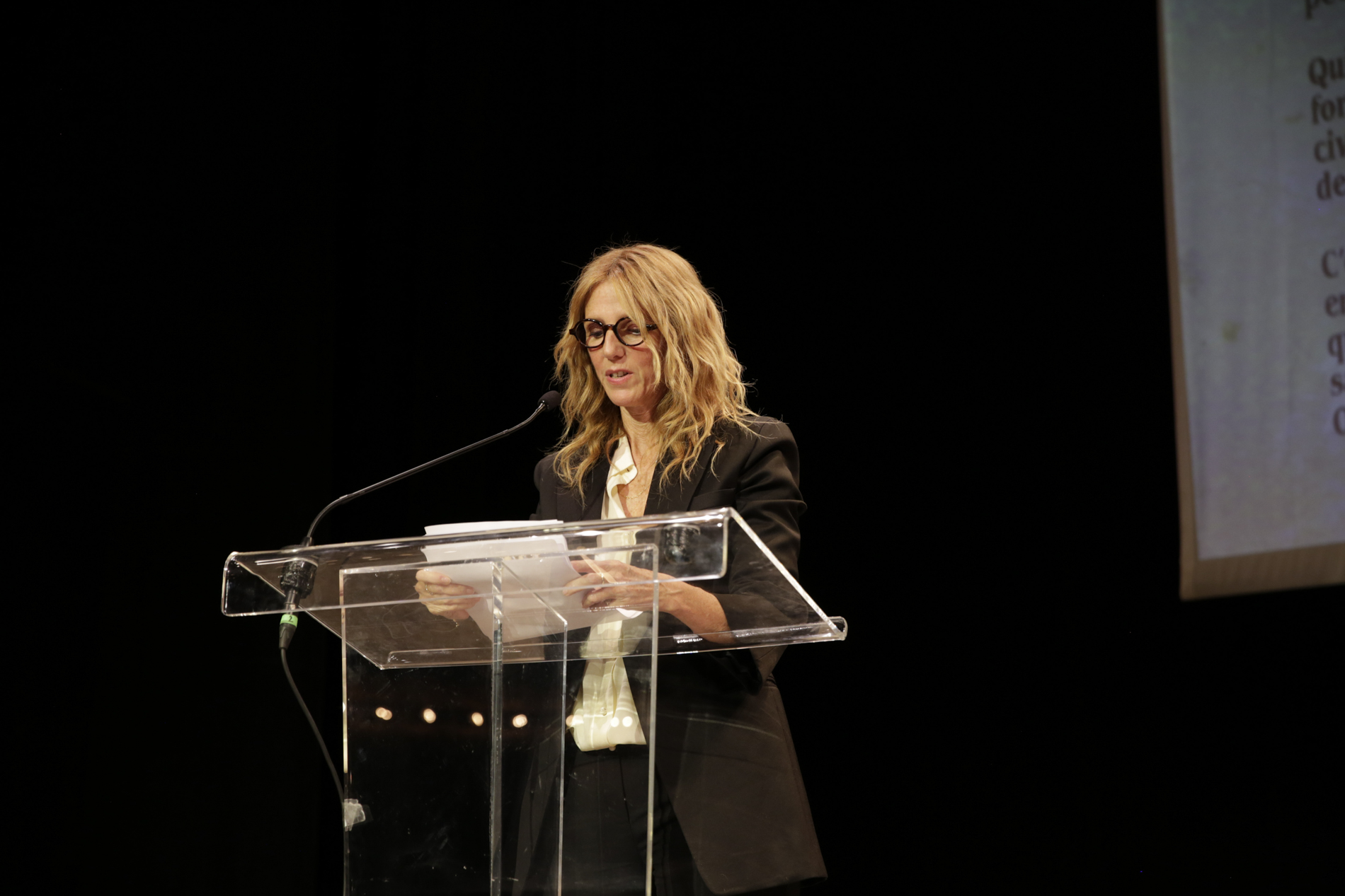 Sandrine Kiberlain seule sur la scène du Théâtre Antoine