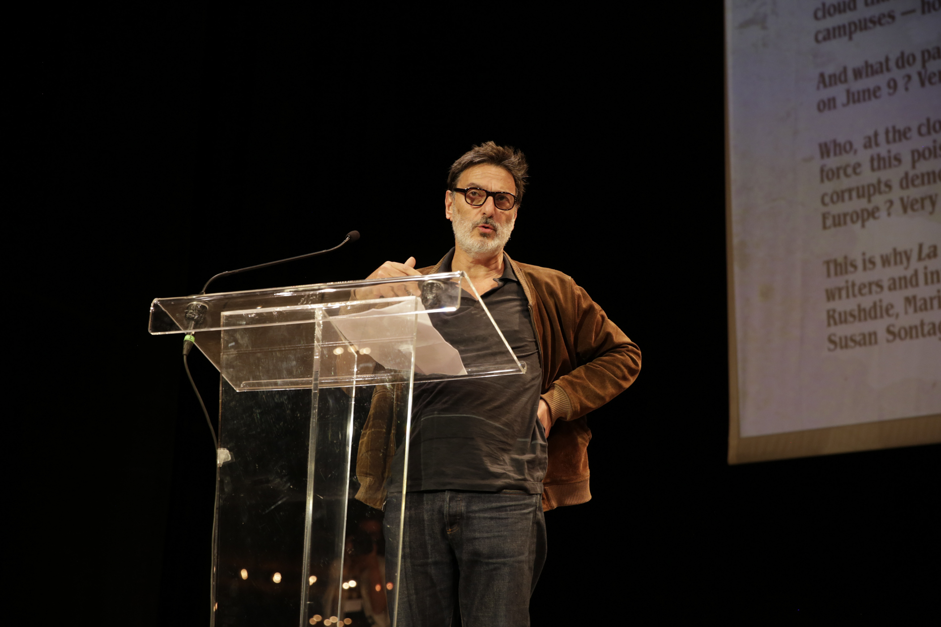 Yvan Attal seul sur la scène du Théâtre Antoine