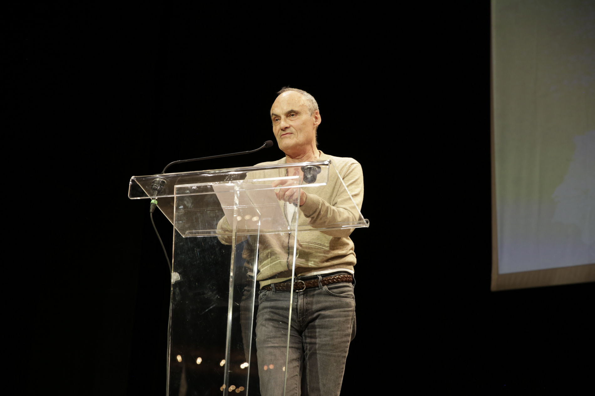 Philippe Val sur la scène du théâtre antoine