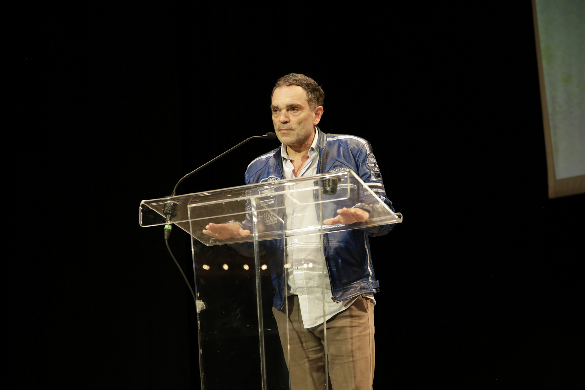 Yann Moix seul sur la scène du théâtre antoine