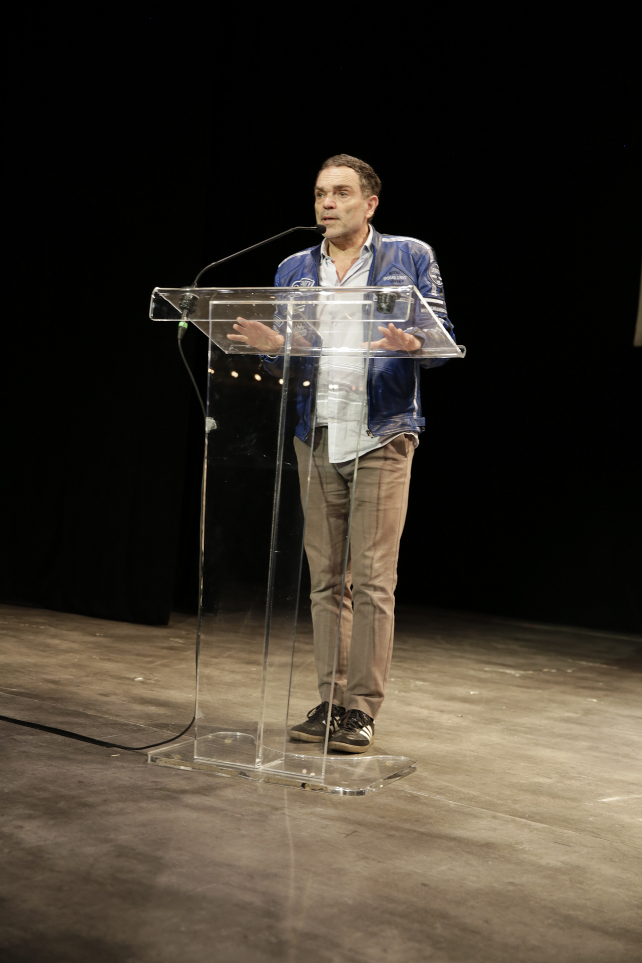 Yann Moix seul sur la scène du théâtre antoine