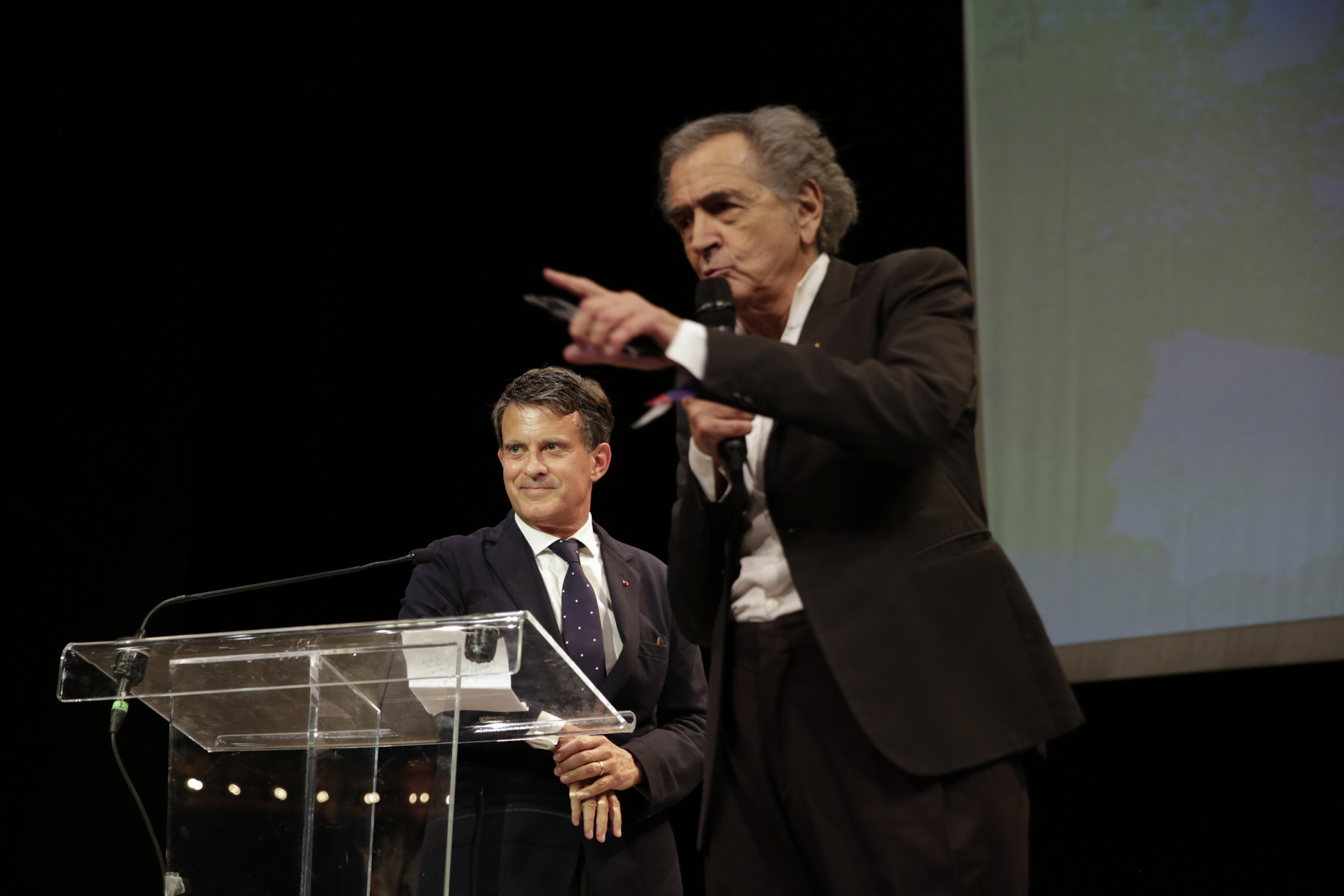 Manuel Valls et Bernard-Henri Lévy sur la scène du théâtre antoine