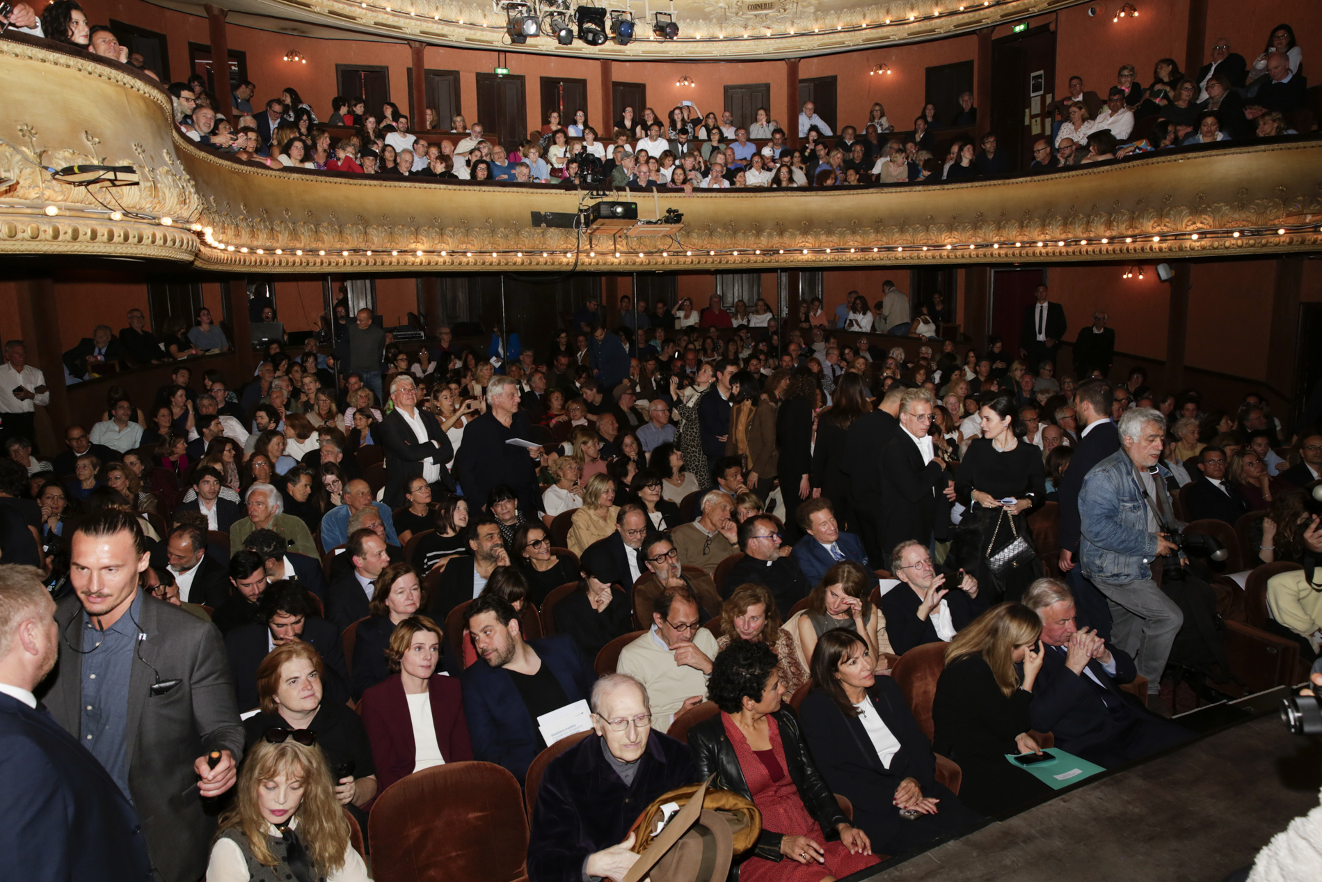 Soirée de mobilisation contre l’antisémitisme organisée par la revue La Règle du jeu, avec la présence de nombreux intellectuels, écrivains, artistes. La salle du Théâtre Antoine est pleine.