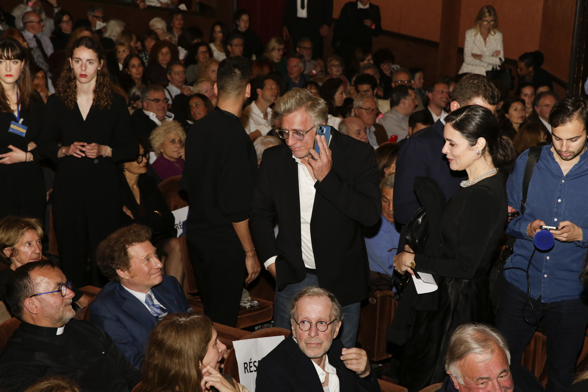 Lior Ashkenazi et Emilie Moatti debout parmi le public du théâtre antoine