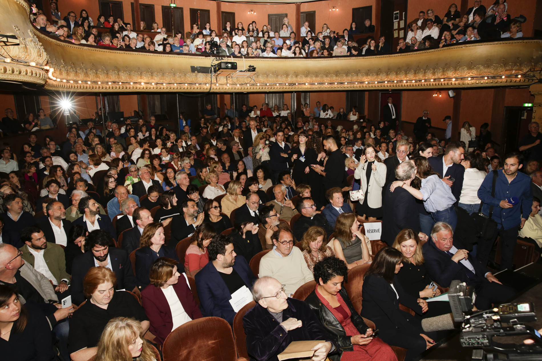 Soirée de mobilisation contre l’antisémitisme organisée par la revue La Règle du jeu, avec la présence de nombreux intellectuels, écrivains, artistes. La salle du Théâtre Antoine est pleine.