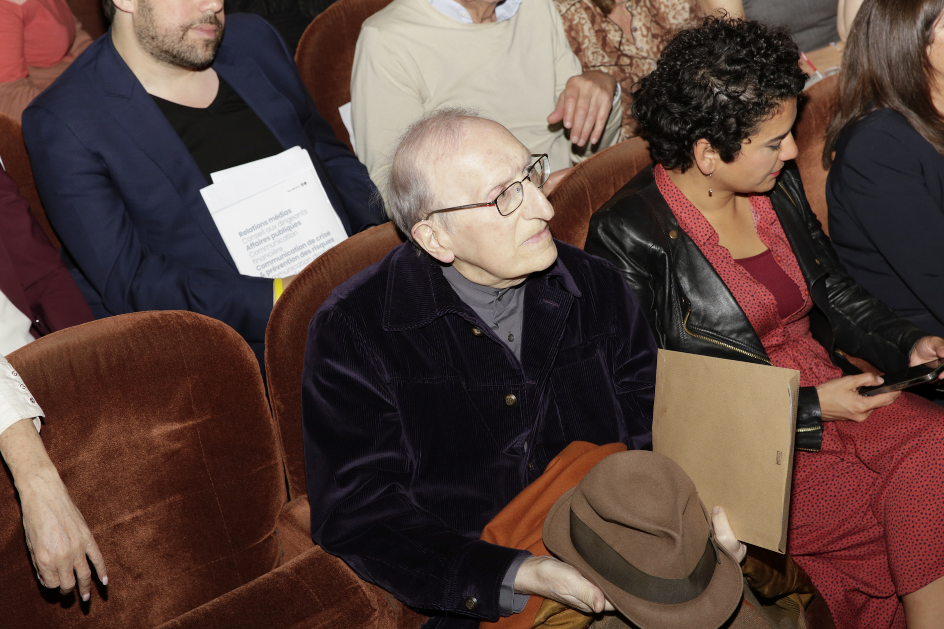 Jean-Claude Milner assis au premier rang du public au Théâtre Antoine