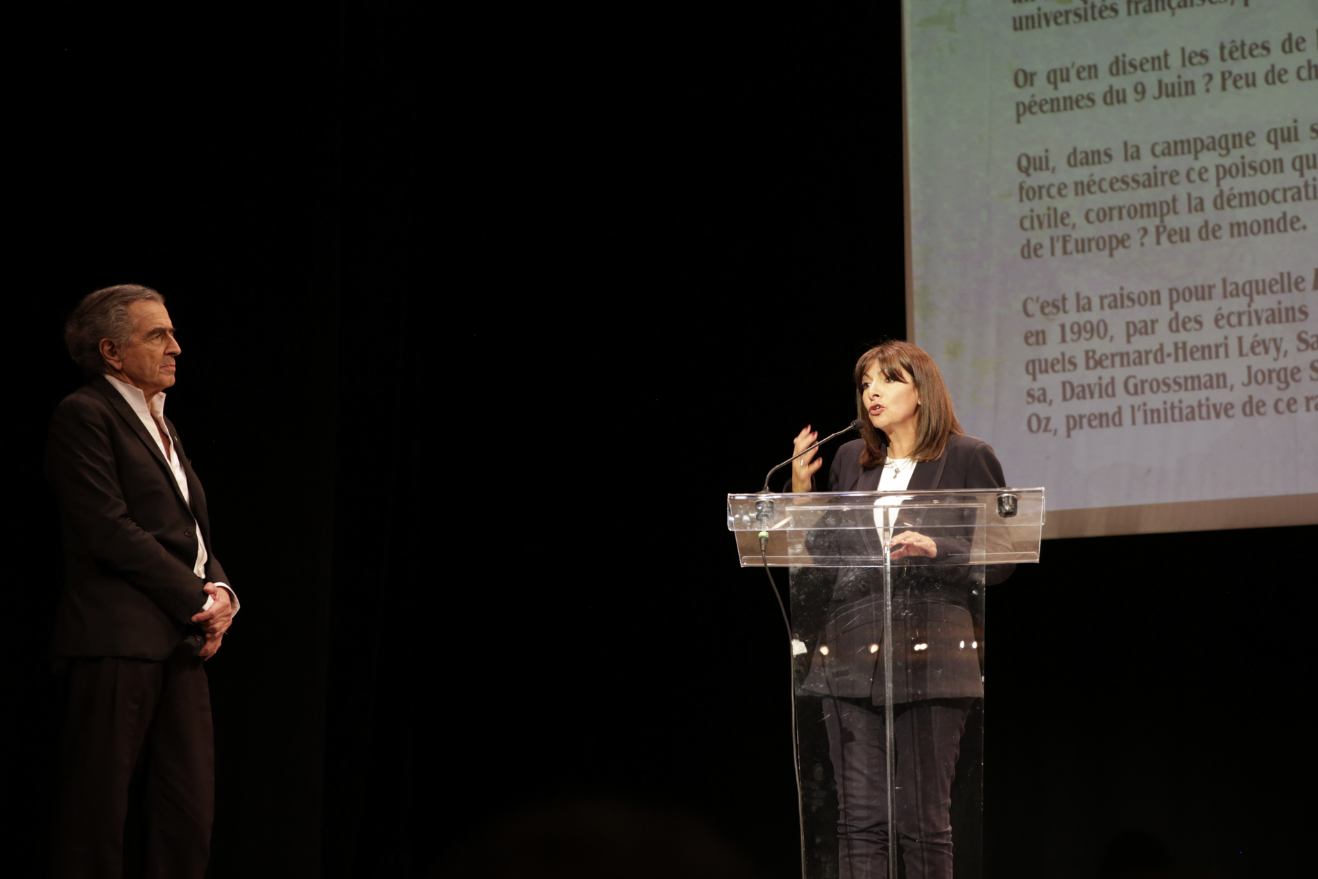 Anne Hidalgo et Bernard-Henri Lévy sur la scène du théâtre antoine