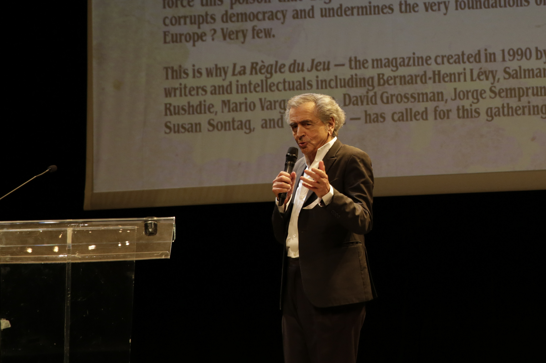 Bernard-Henri Lévy sur la scène du Théâtre Antoine