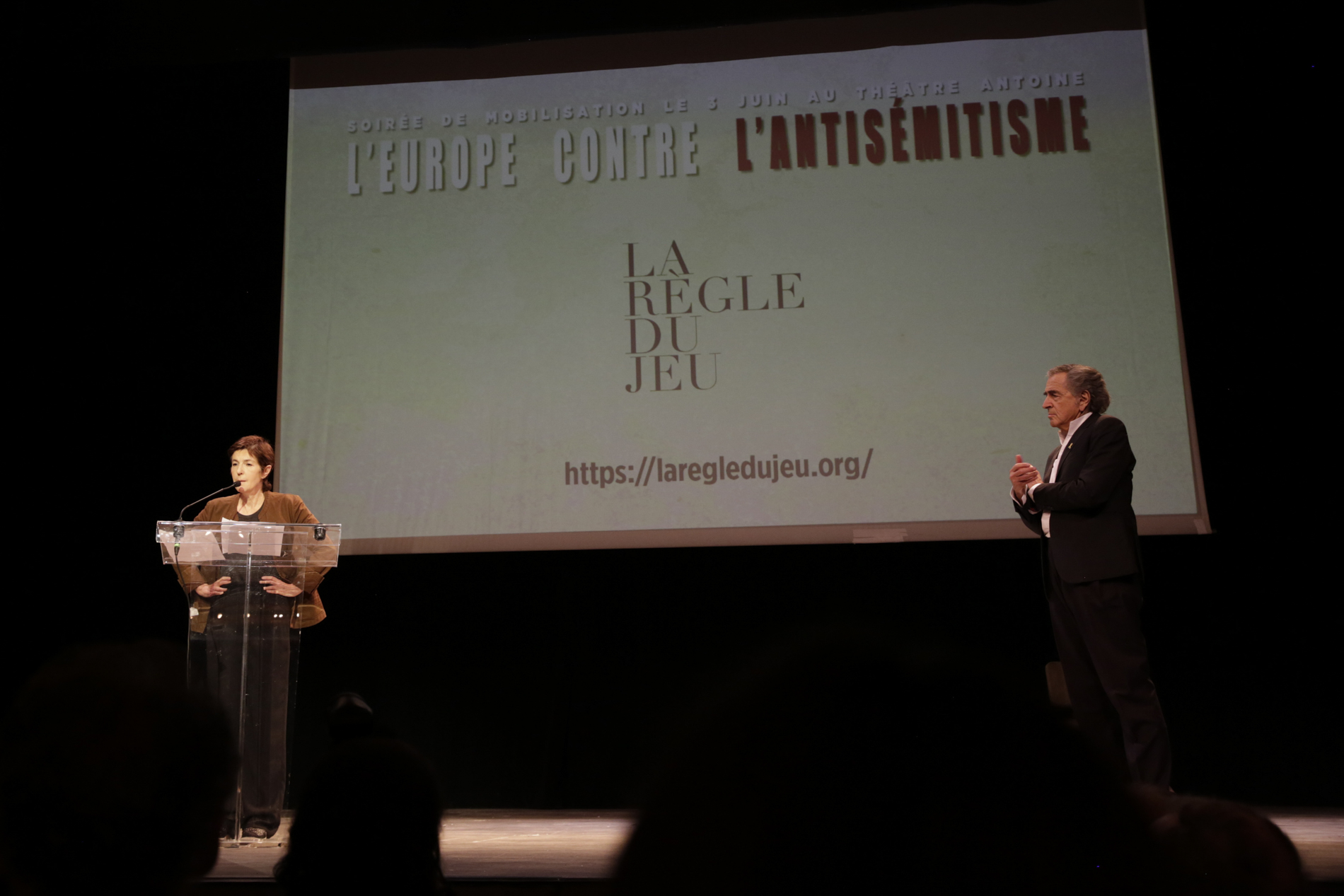 Christine Angot sur la scène du Théâtre Antoine au côté de Bernard-Henri Lévy