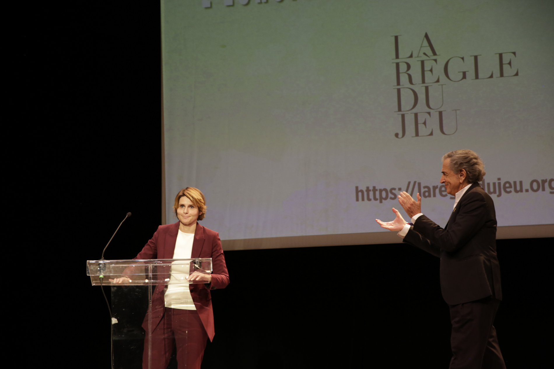 Caroline Fourest et Bernard-Henri Lévy sur la scène du théâtre antoine