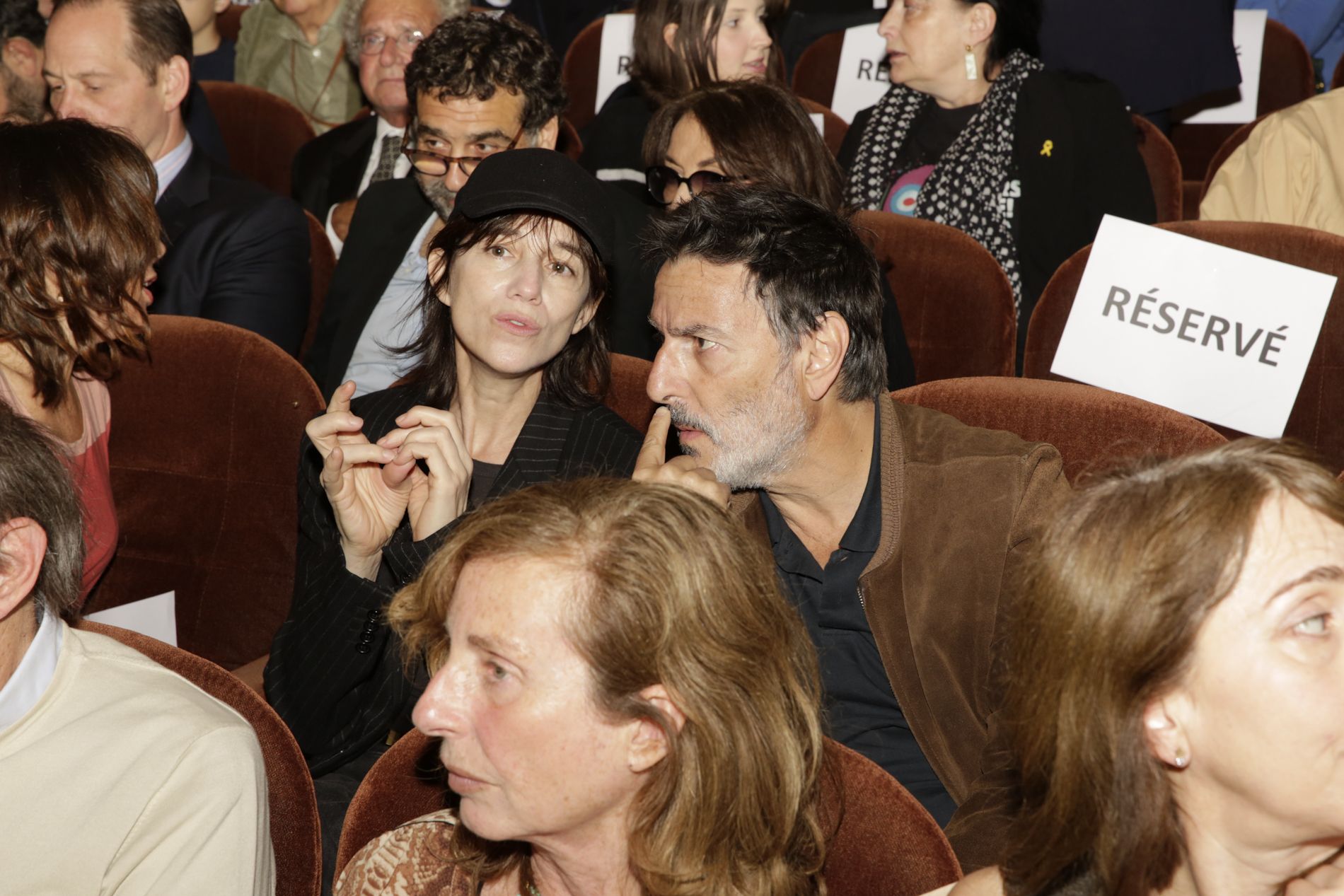 Charlotte Gainsbourg et Yvan Attal assis dans le public du théâtre antoine