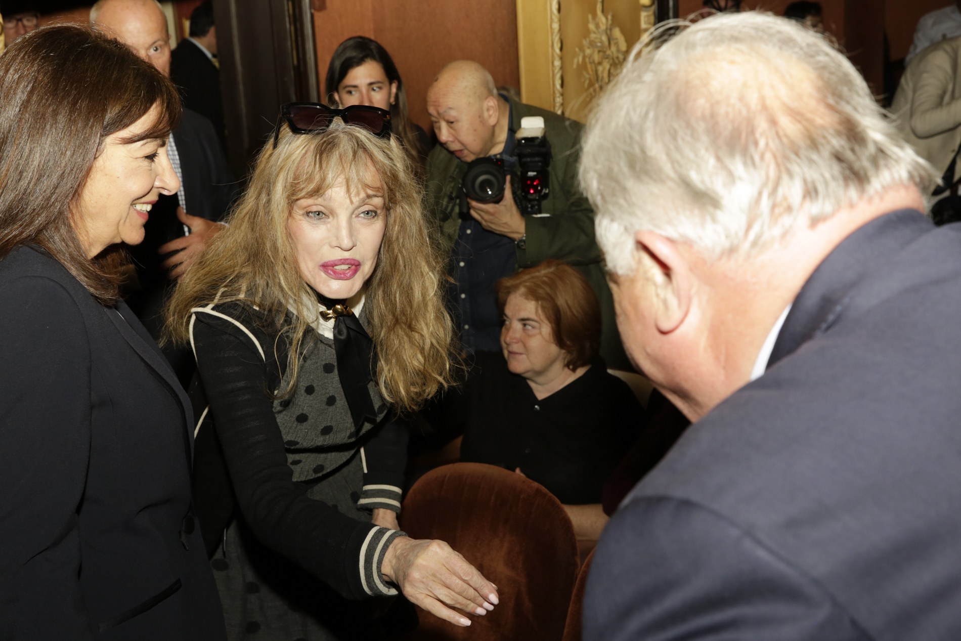 Anne Hidalgo, Arielle Dombasle et Gérard Larcher se saluent au Théâtre Antoine