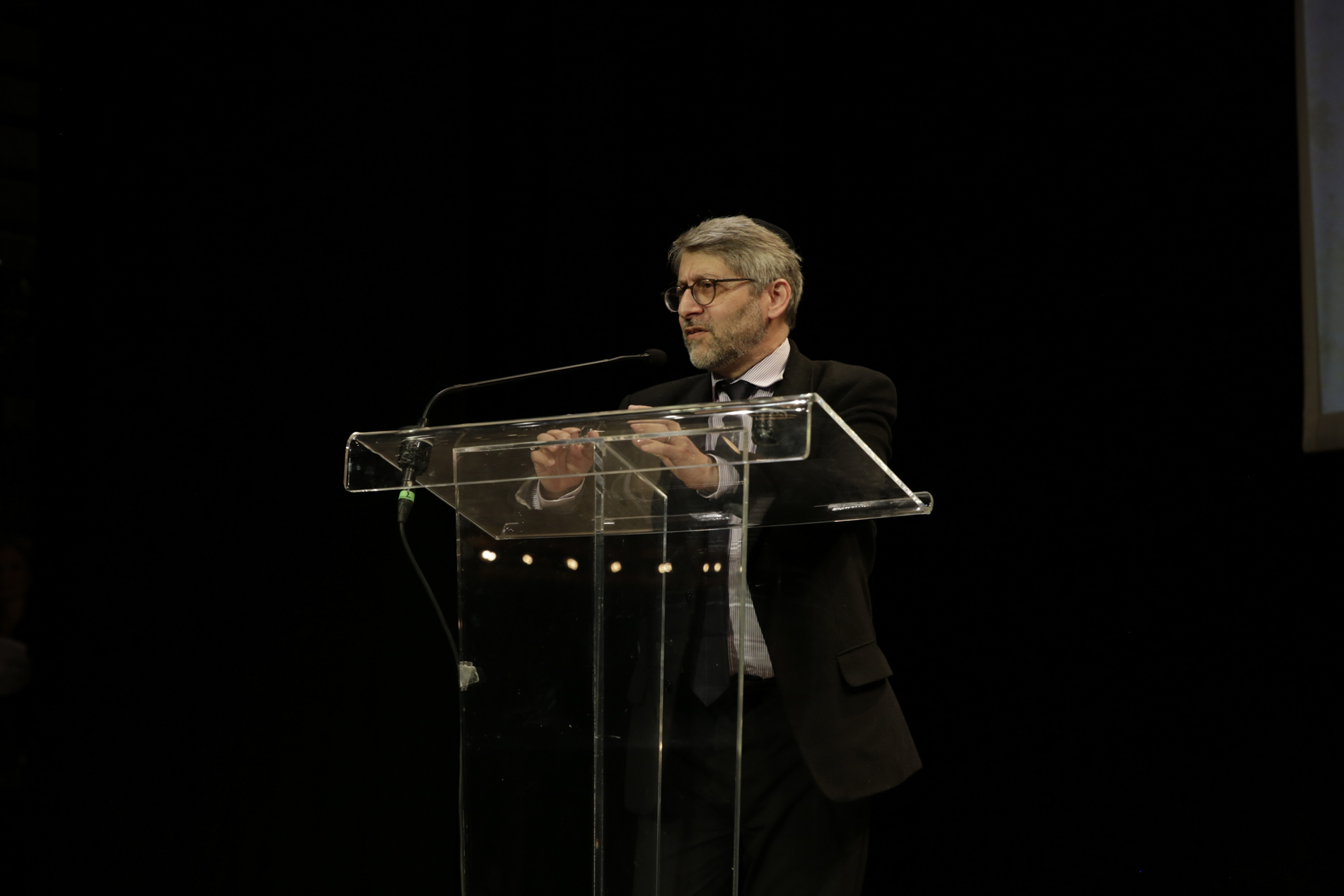 Haïm Korsia seul sur la scène du Théâtre Antoine