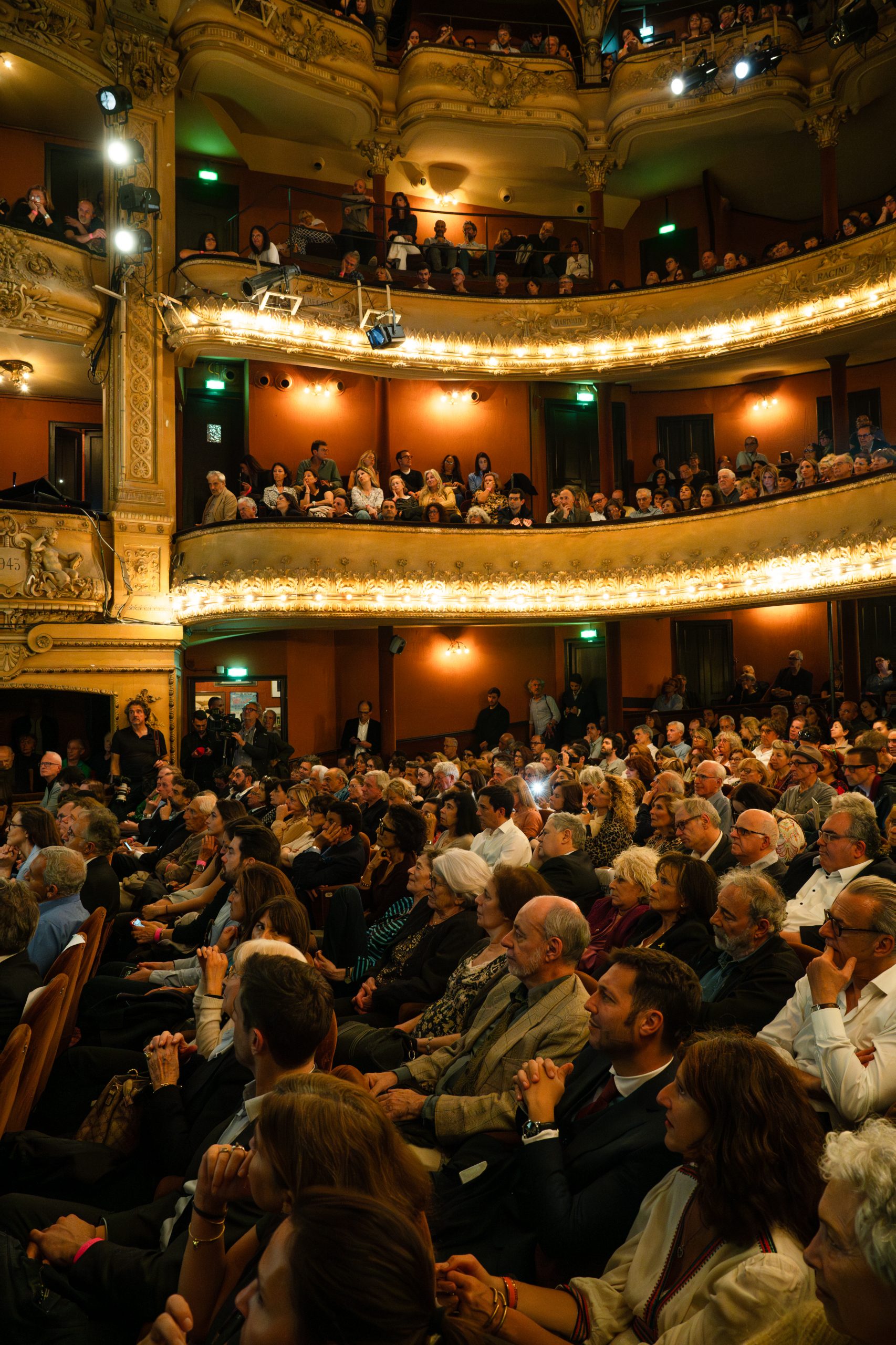 Le public du Théâtre Antoine pour la soirée de la Règle du jeu pour la Soirée « L'Europe contre l'antisémitisme »