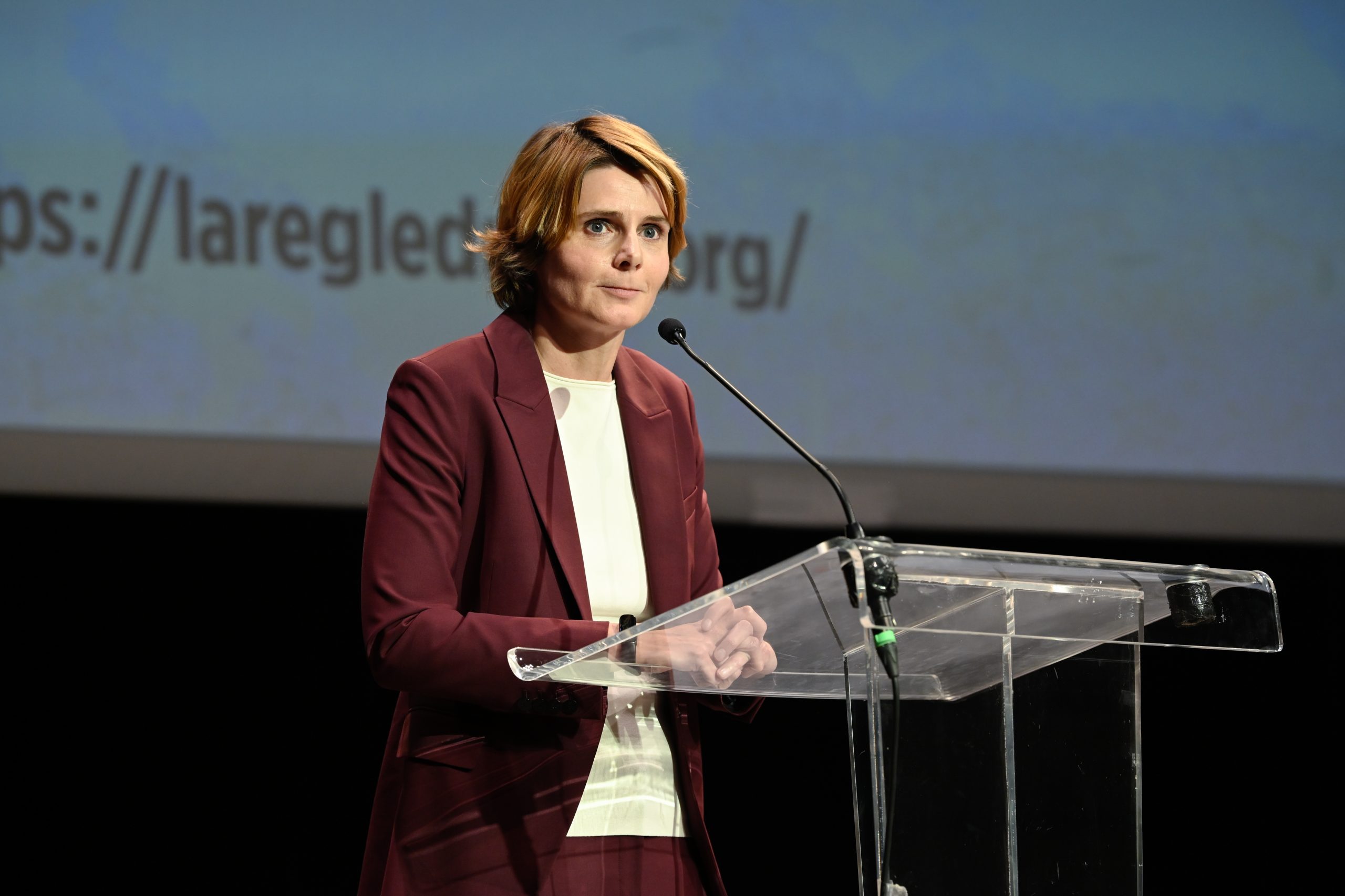 Caroline Fourest au Théâtre Antoine, elle parle sur la scène derrière un pupitre