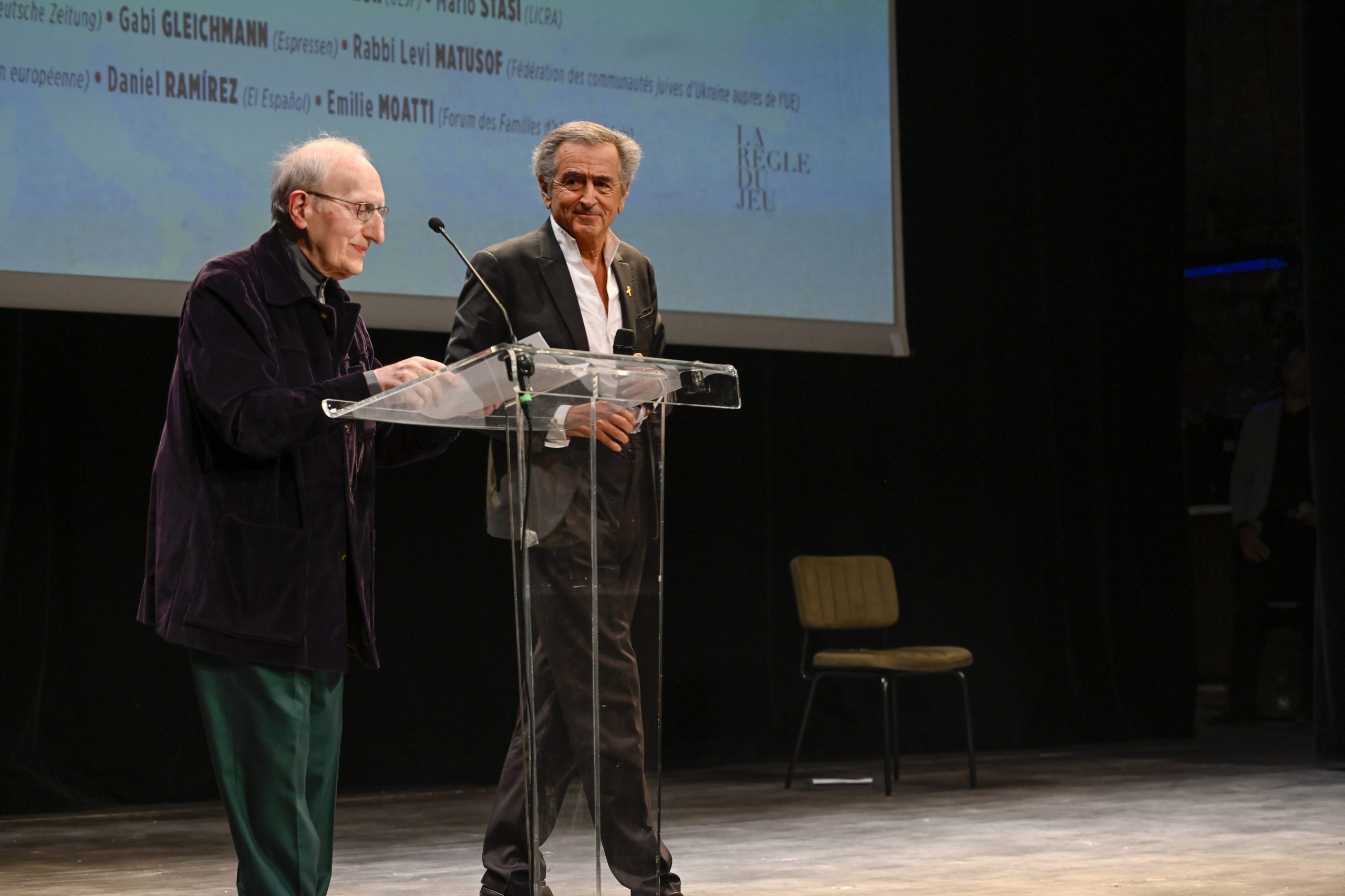 Le philosophe Jean-Claude Milner et Bernard-Henri Lévy sur la scène du Théâtre Antoine