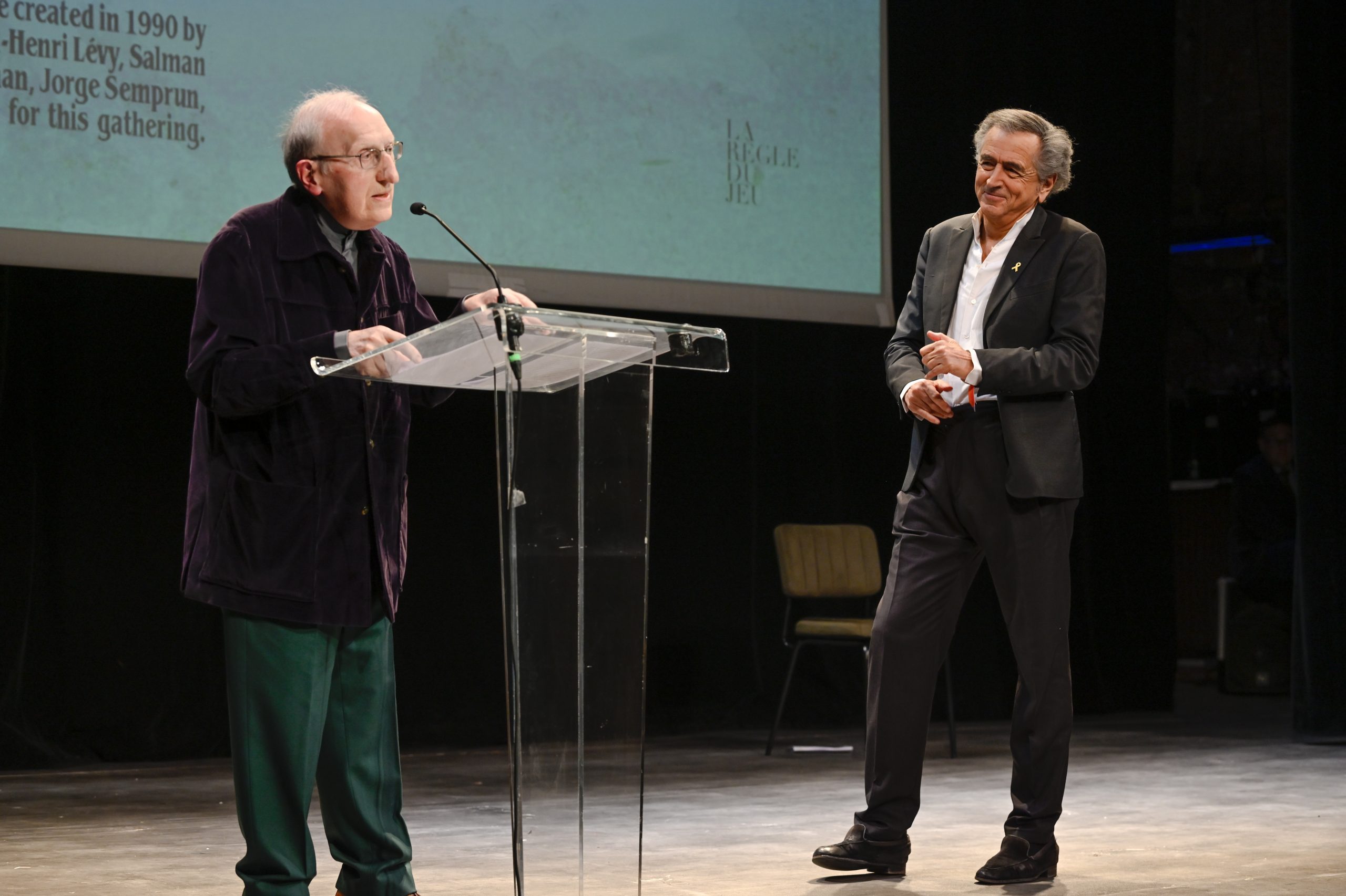 Le philosophe Jean-Claude Milner et Bernard-Henri Lévy sur la scène du Théâtre Antoine