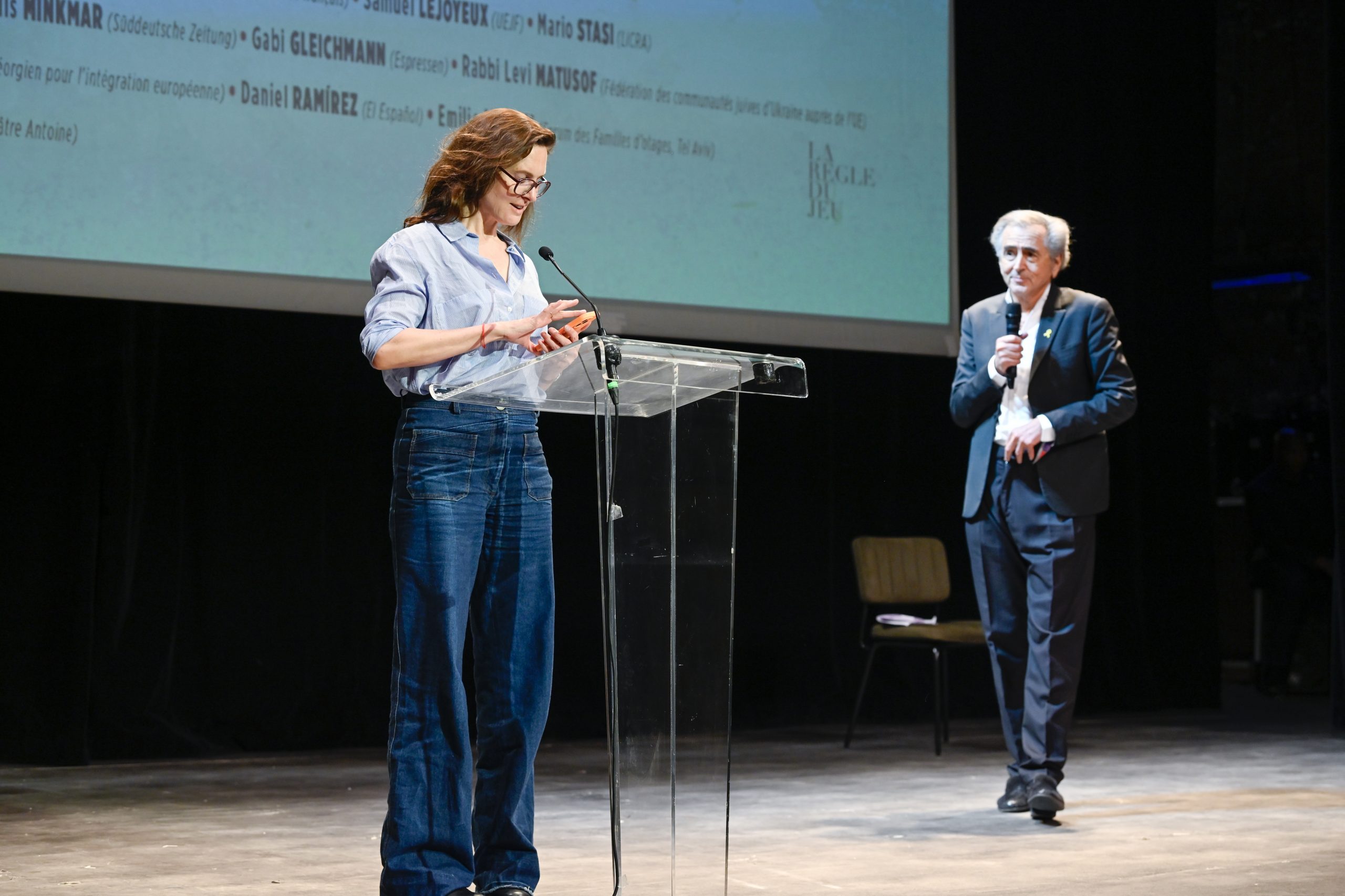 L'écrivaine Justine Lévy et Bernard-Henri Lévy sur la scène du Théâtre Antoine