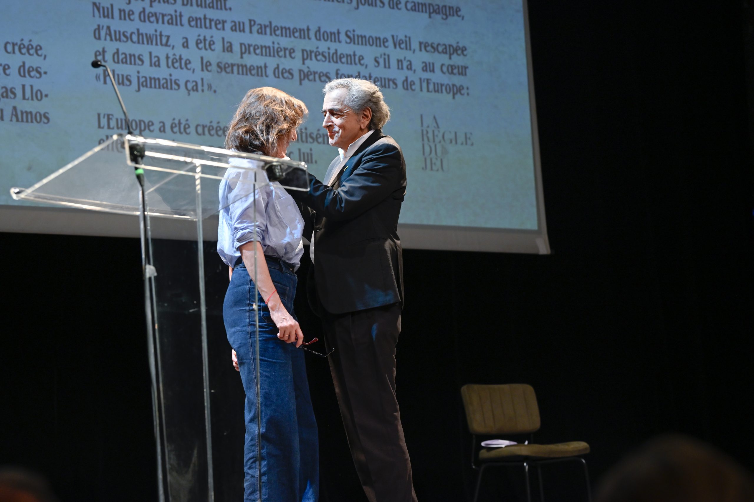 L'écrivaine Justine Lévy et Bernard-Henri Lévy sur la scène du Théâtre Antoine