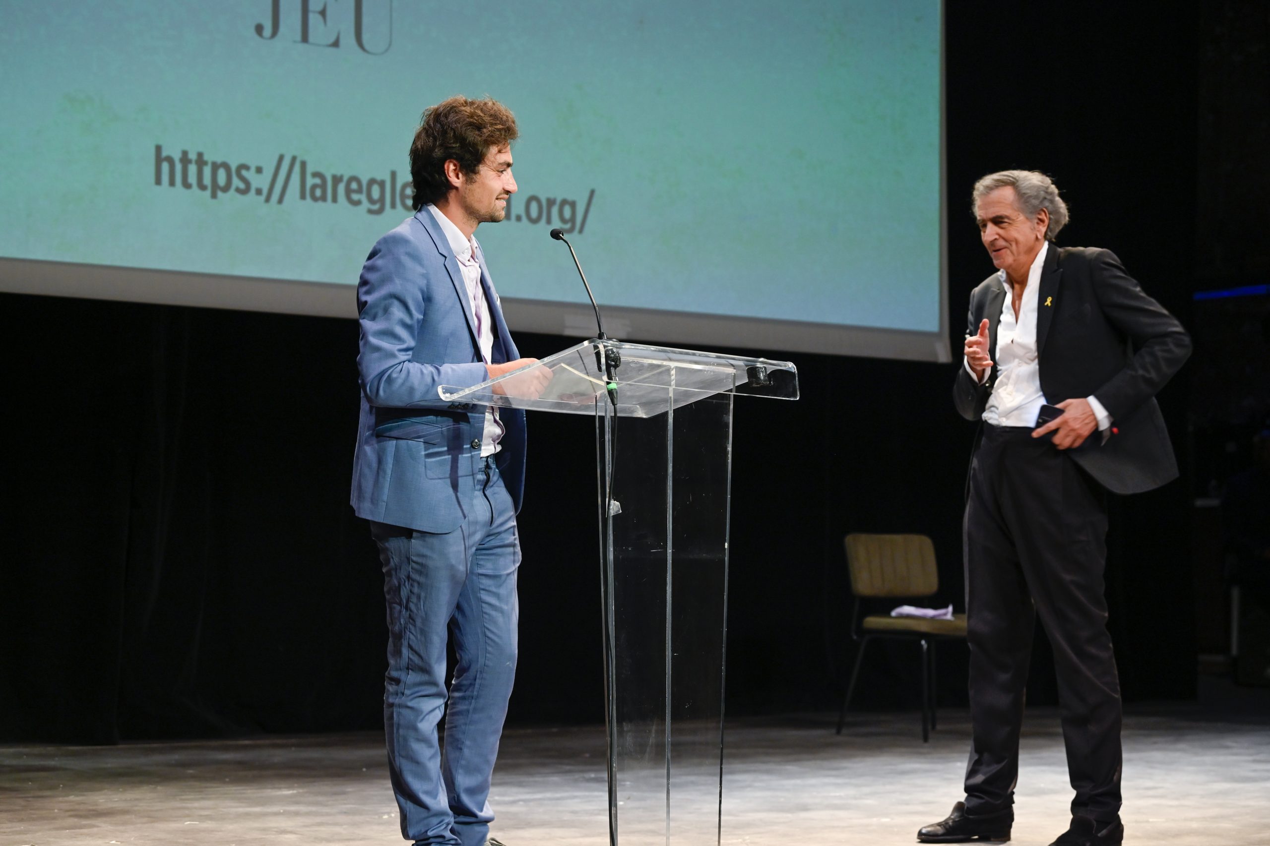 Nathan Devers et Bernard-Henri Lévy sur la scène du Théâtre Antoine