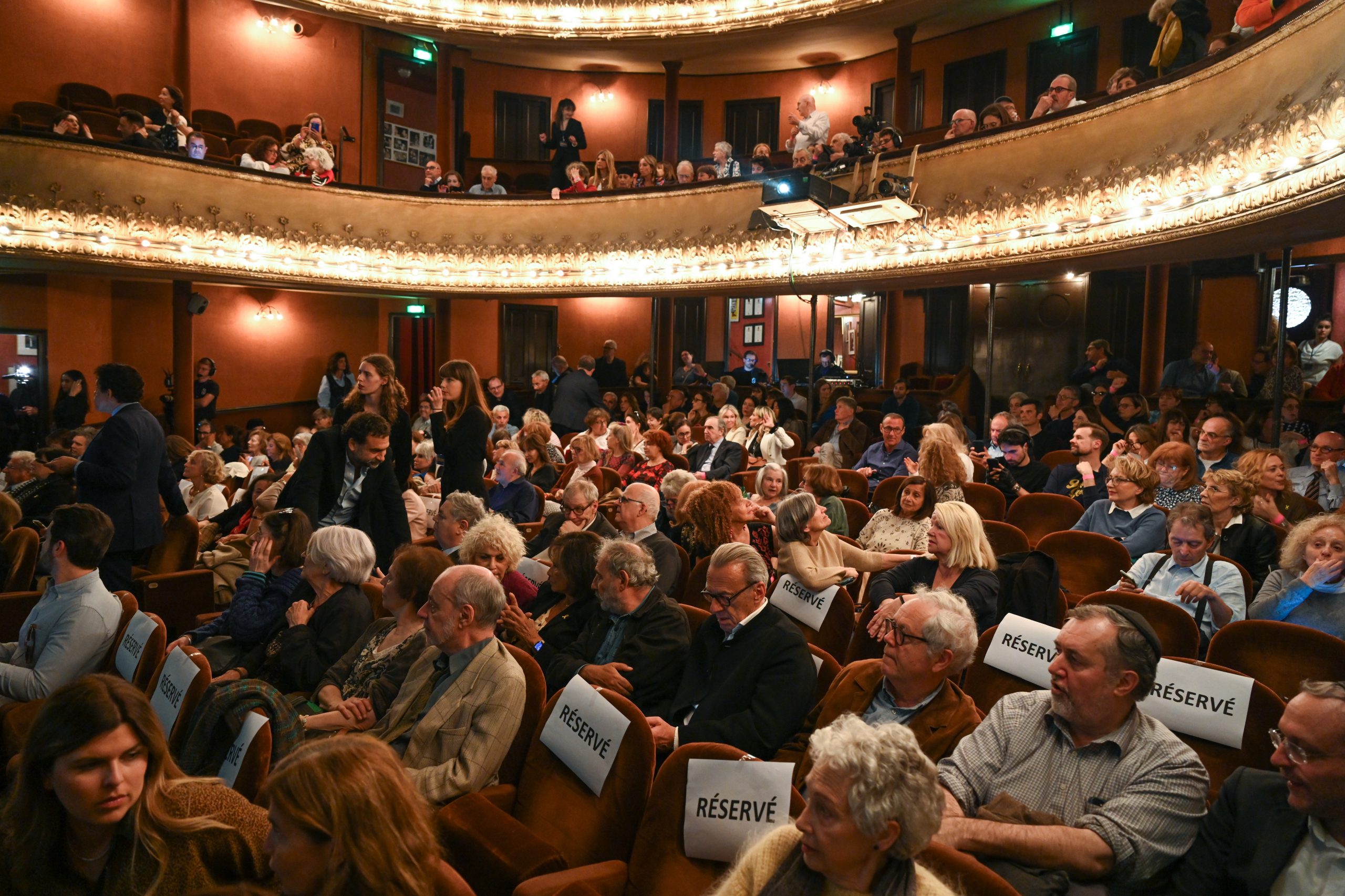 Le public du Théâtre Antoine pour la soirée de la Règle du jeu pour la Soirée « L'Europe contre l'antisémitisme »