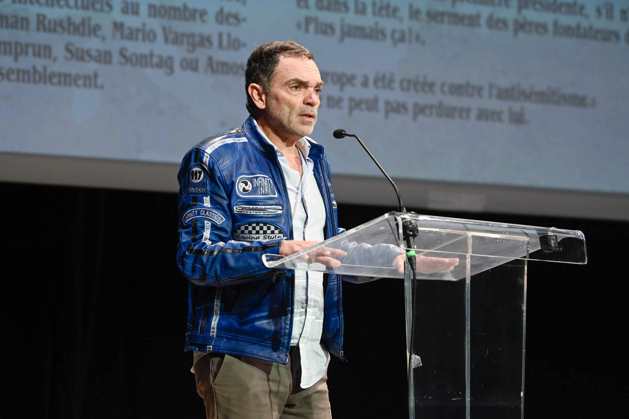 Yann Moix prend la parole sur la scène du Théâtre Antoine