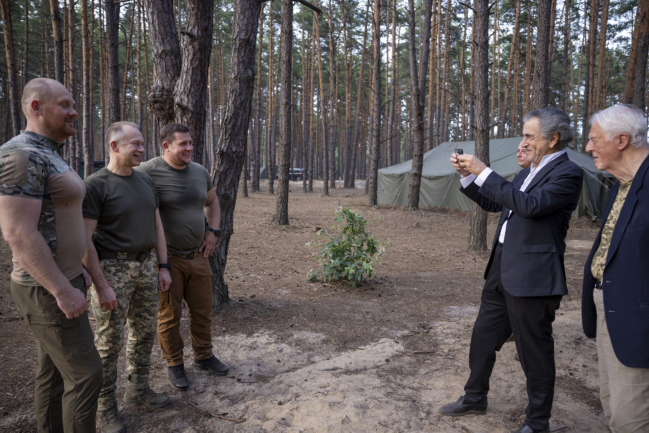 BHL et Gilles Hertzog avec le général Oleksandr Syrsky et deux de ses hommes. Bernard-Henri Lévy les prend en photo.